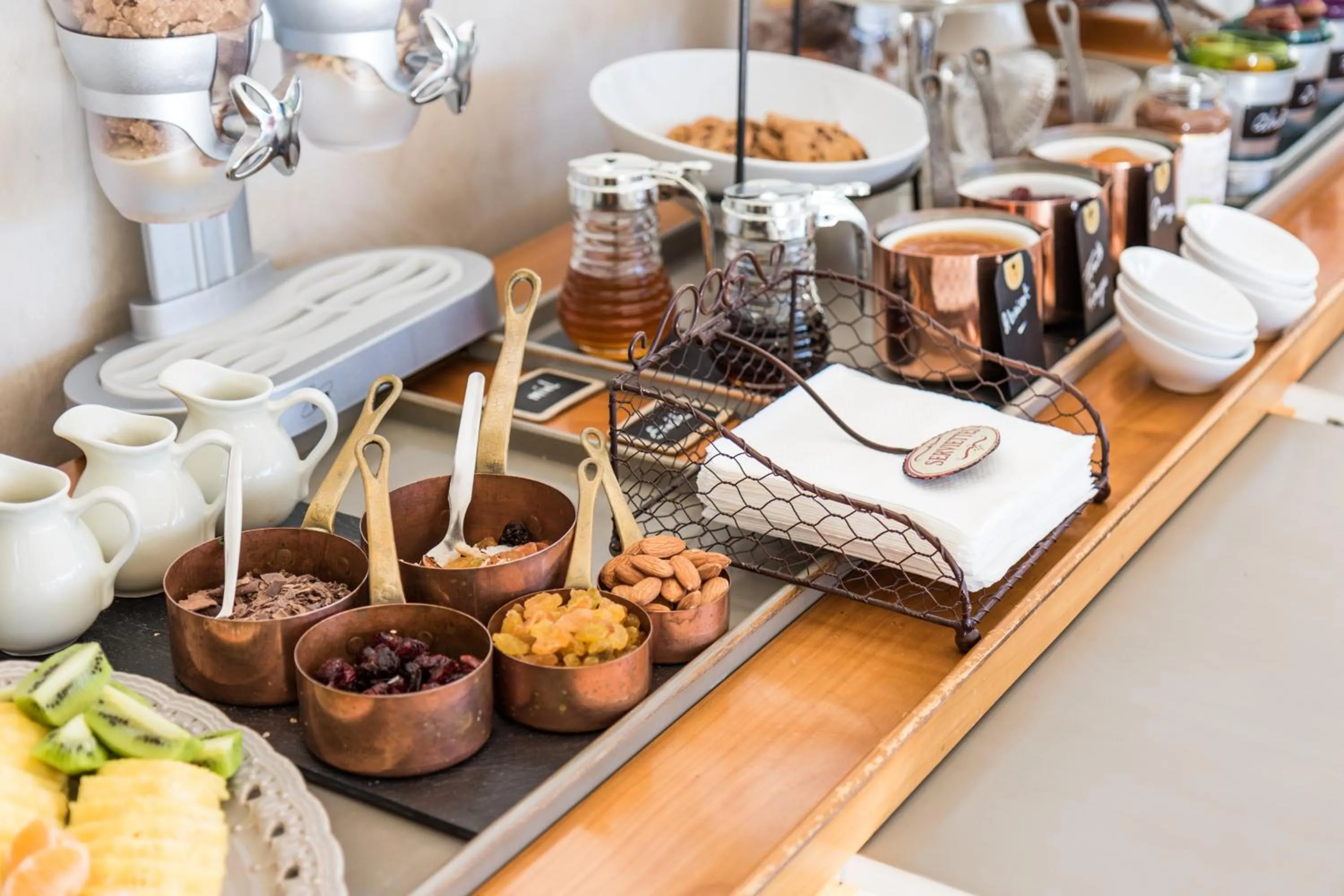 Buffet breakfast in Le Manoir de l'antiquité