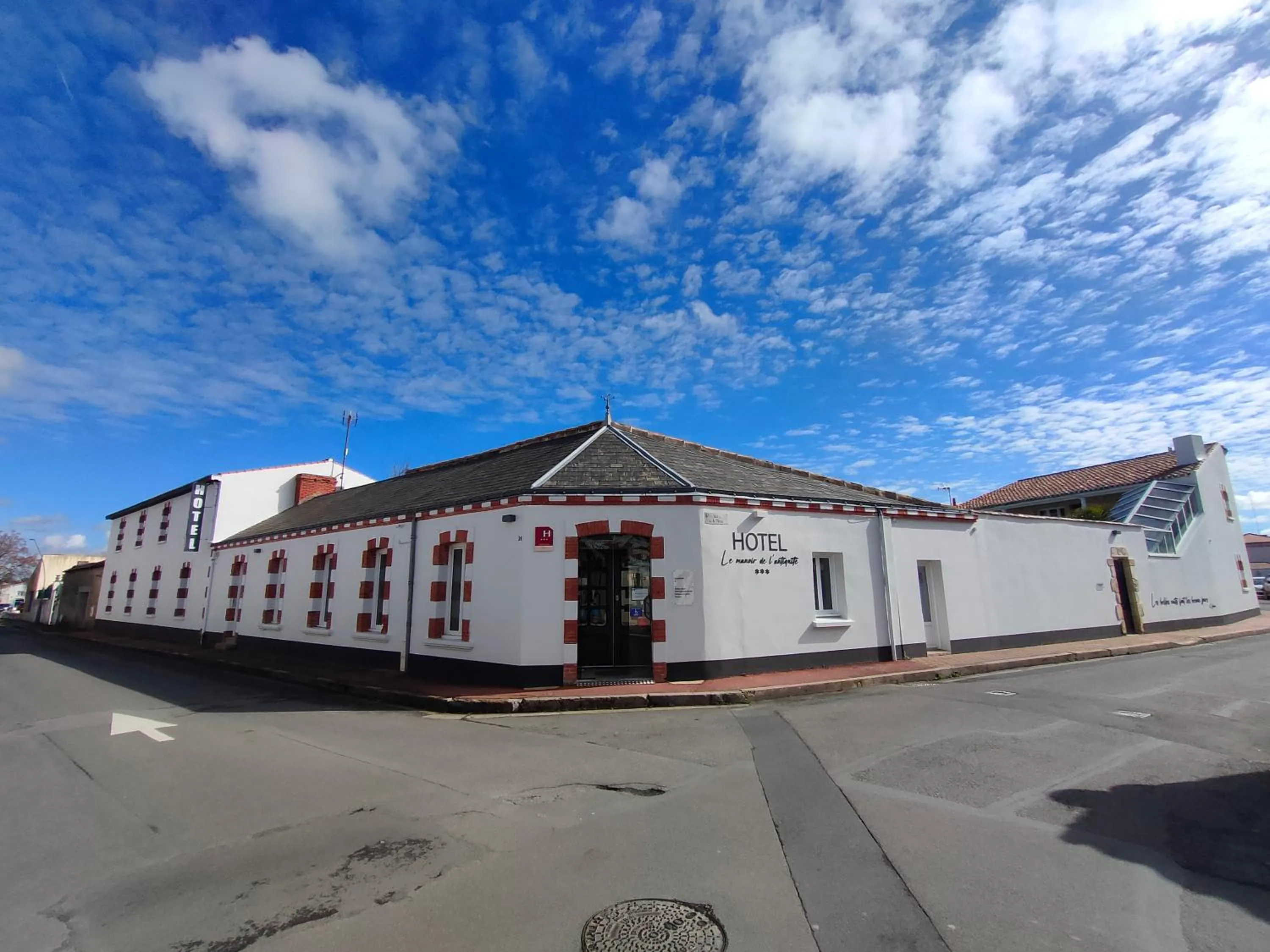 Facade/entrance in Le Manoir de l'antiquité