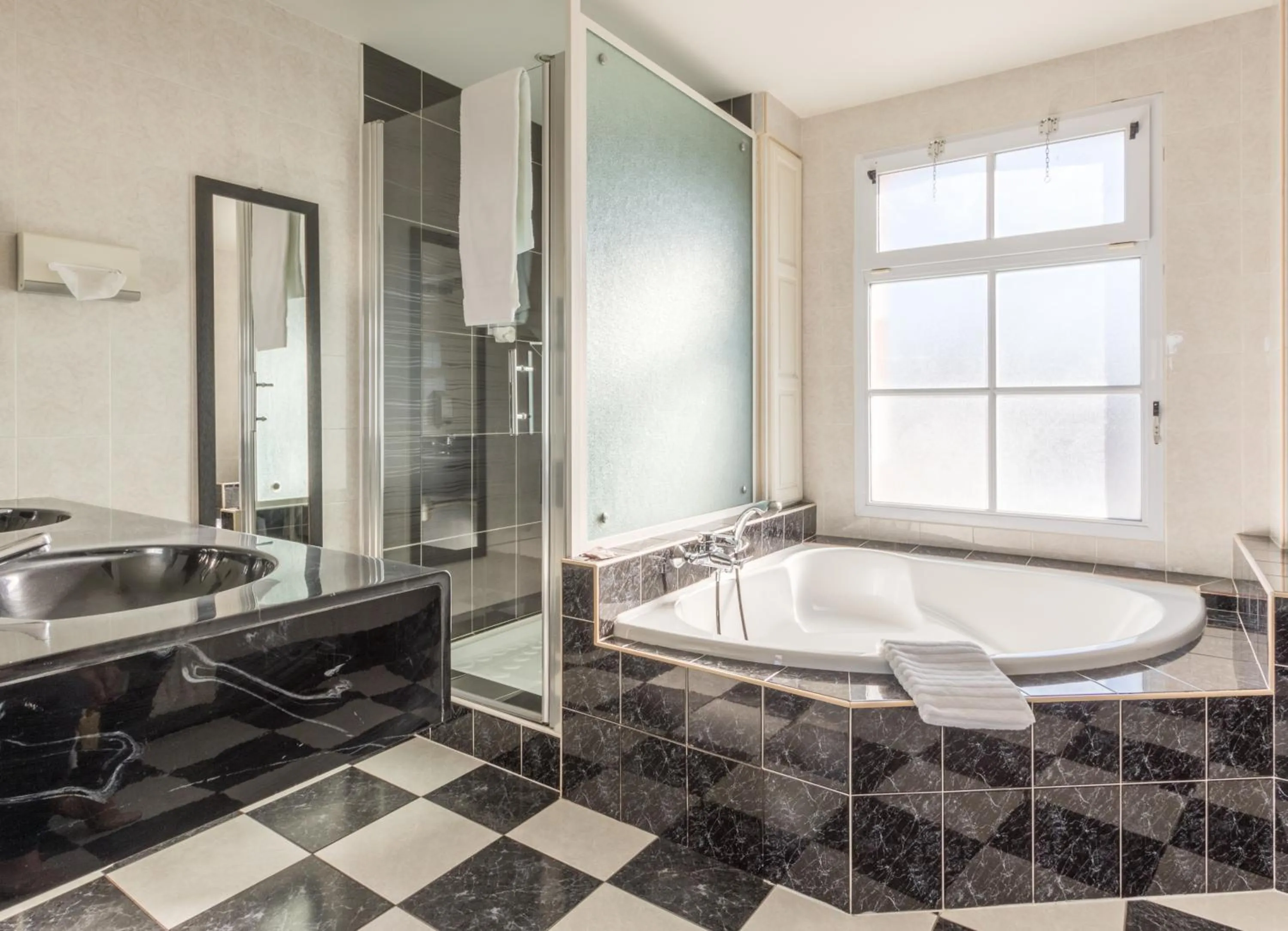 Shower in Le Manoir de l'antiquité