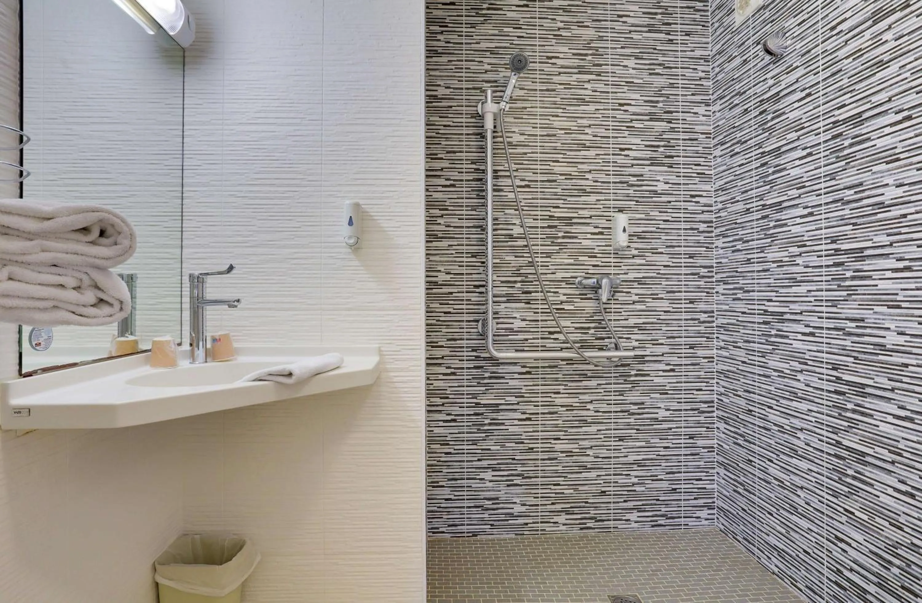 Bathroom in Brit Hotel Reims La Pompelle