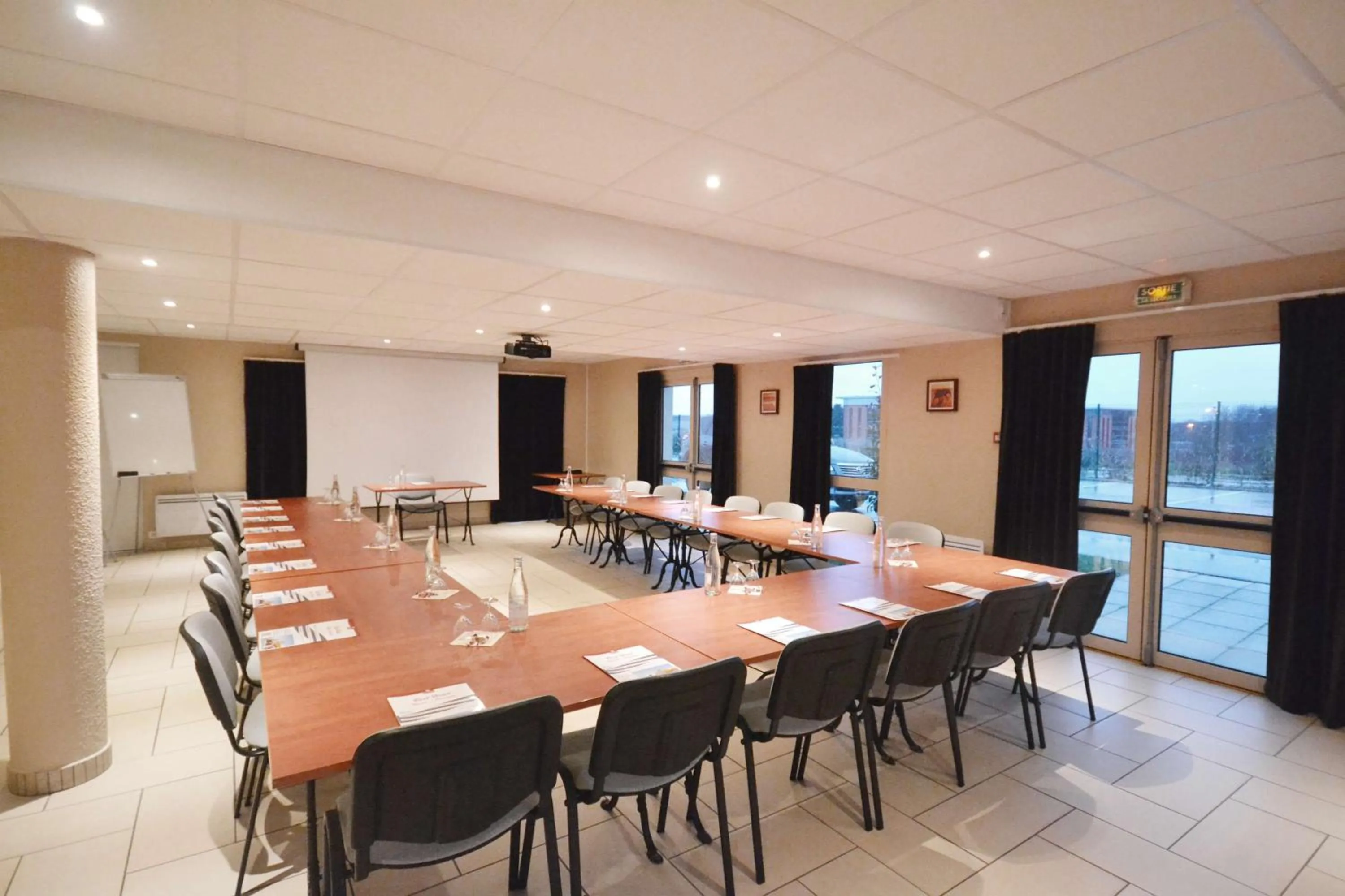 Meeting/conference room in Brit Hotel Reims La Pompelle