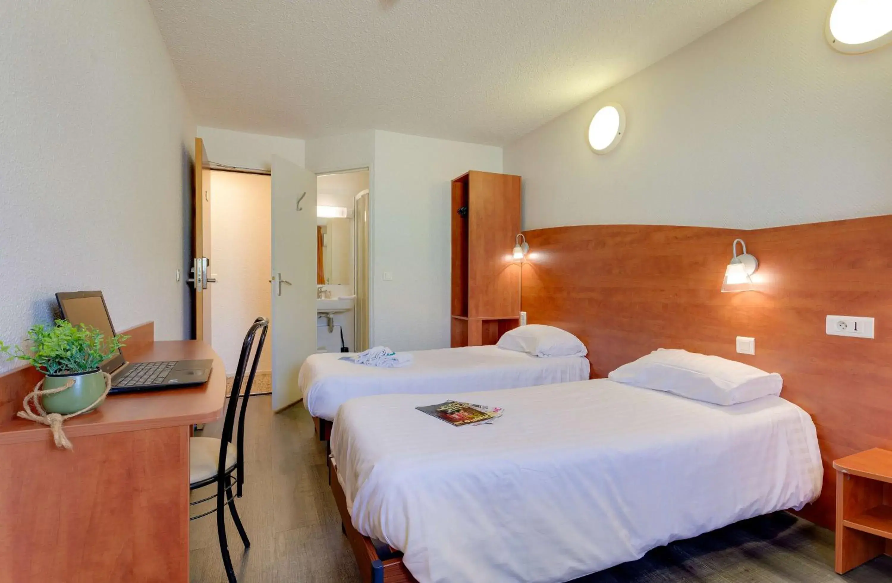 Twin Room in Brit Hotel Reims La Pompelle Twin Room in Brit Hotel Reims La Pompelle