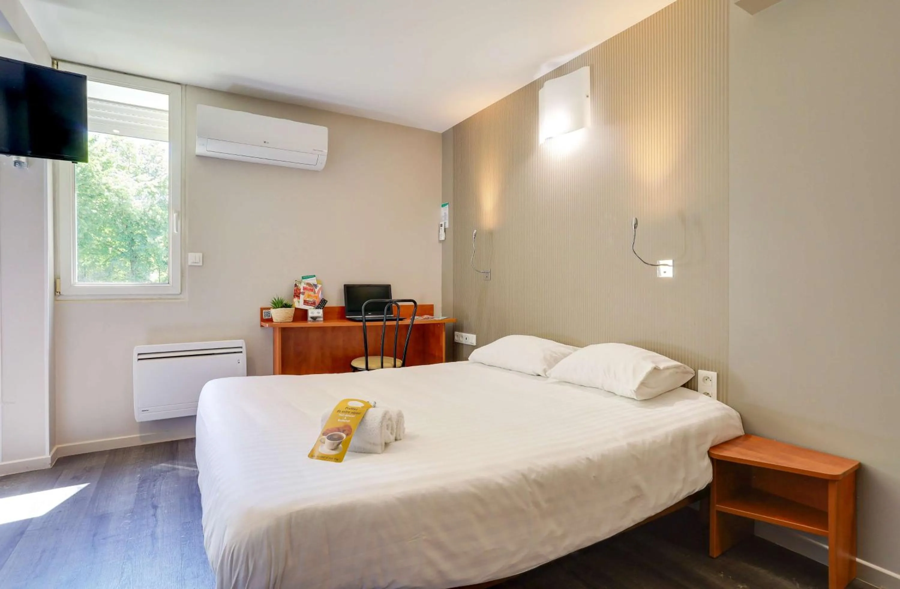 Bedroom, Bed in Brit Hotel Reims La Pompelle