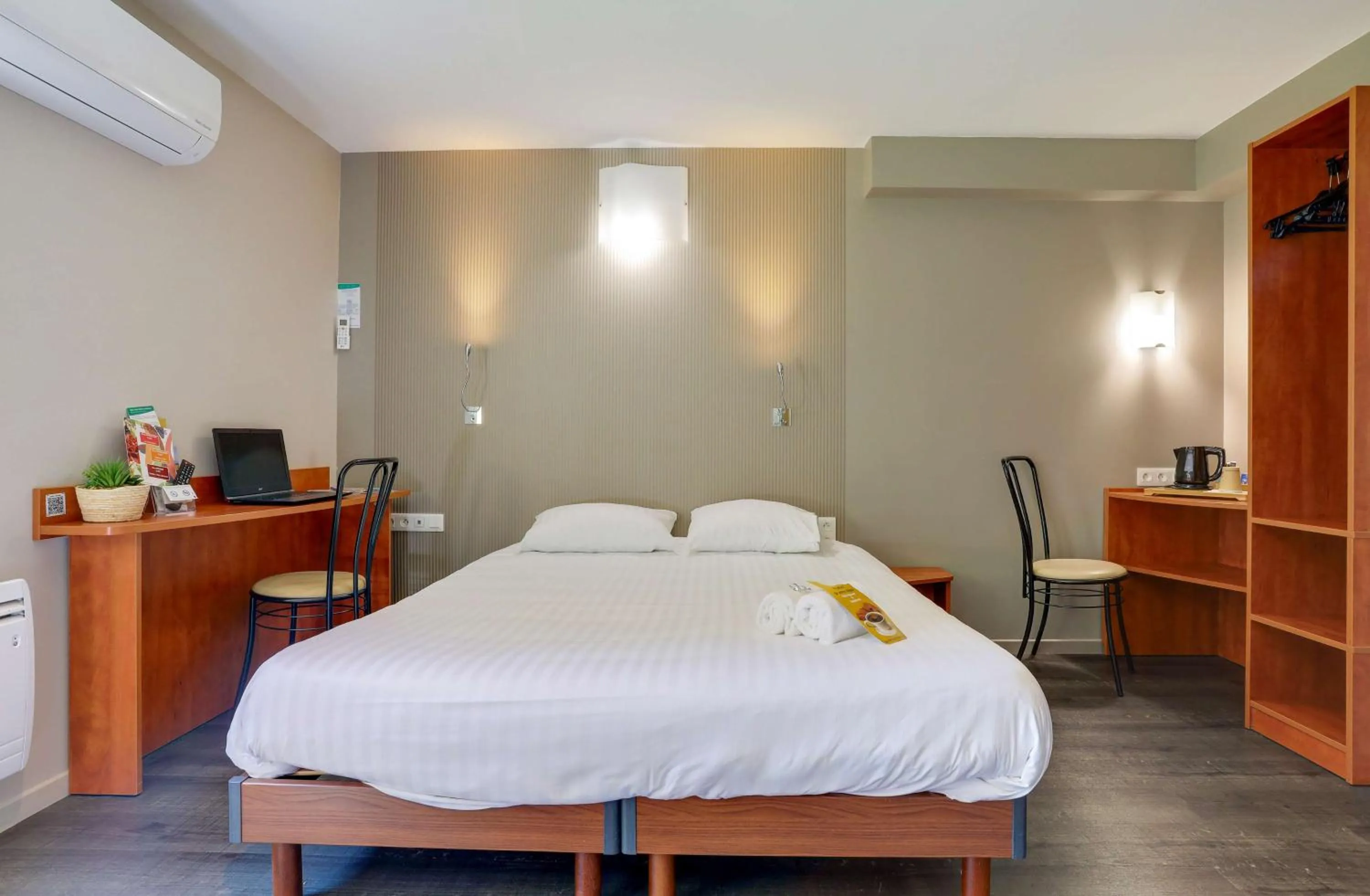 Bedroom, Bed in Brit Hotel Reims La Pompelle