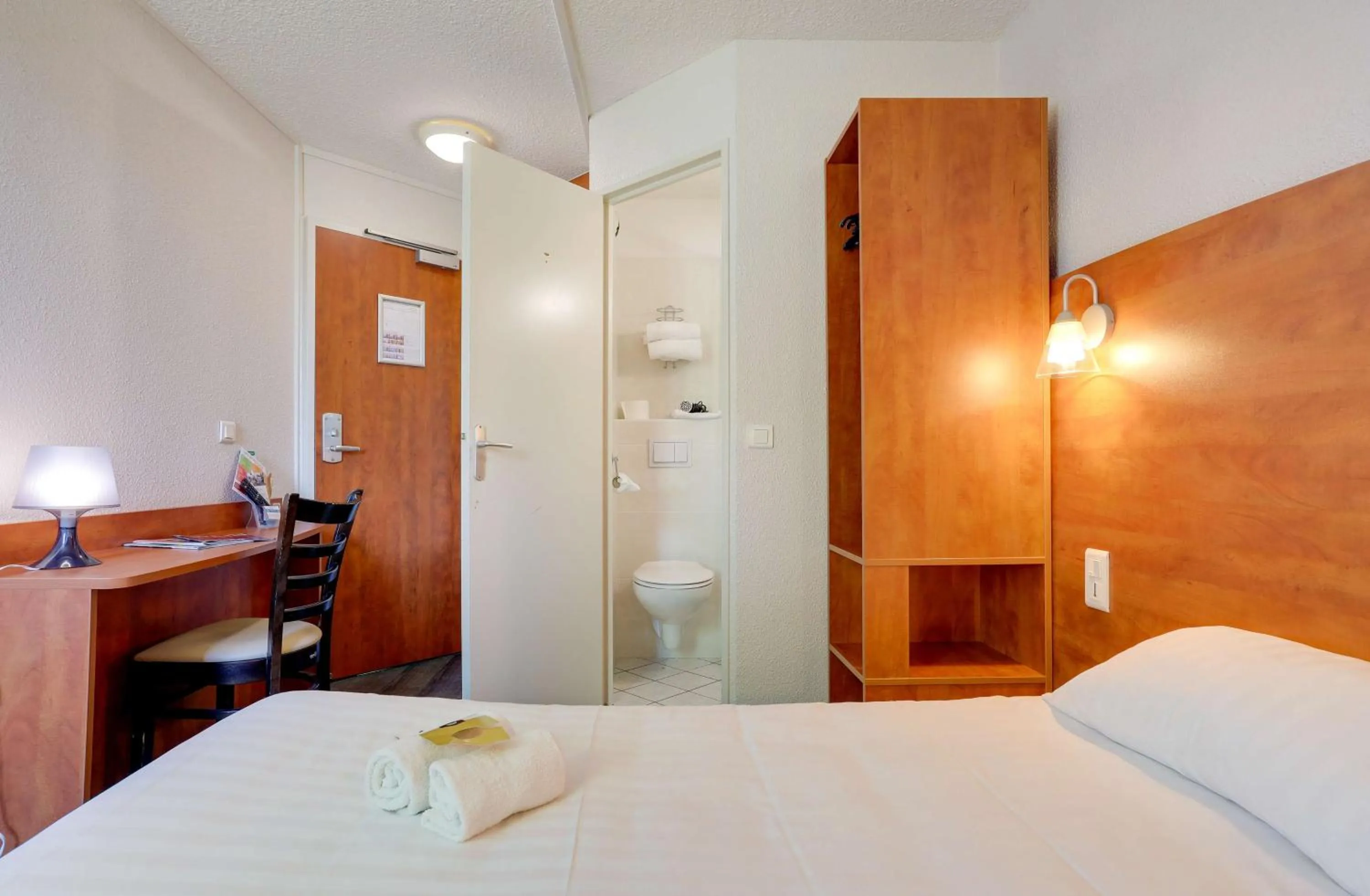 Bedroom, Bed in Brit Hotel Reims La Pompelle