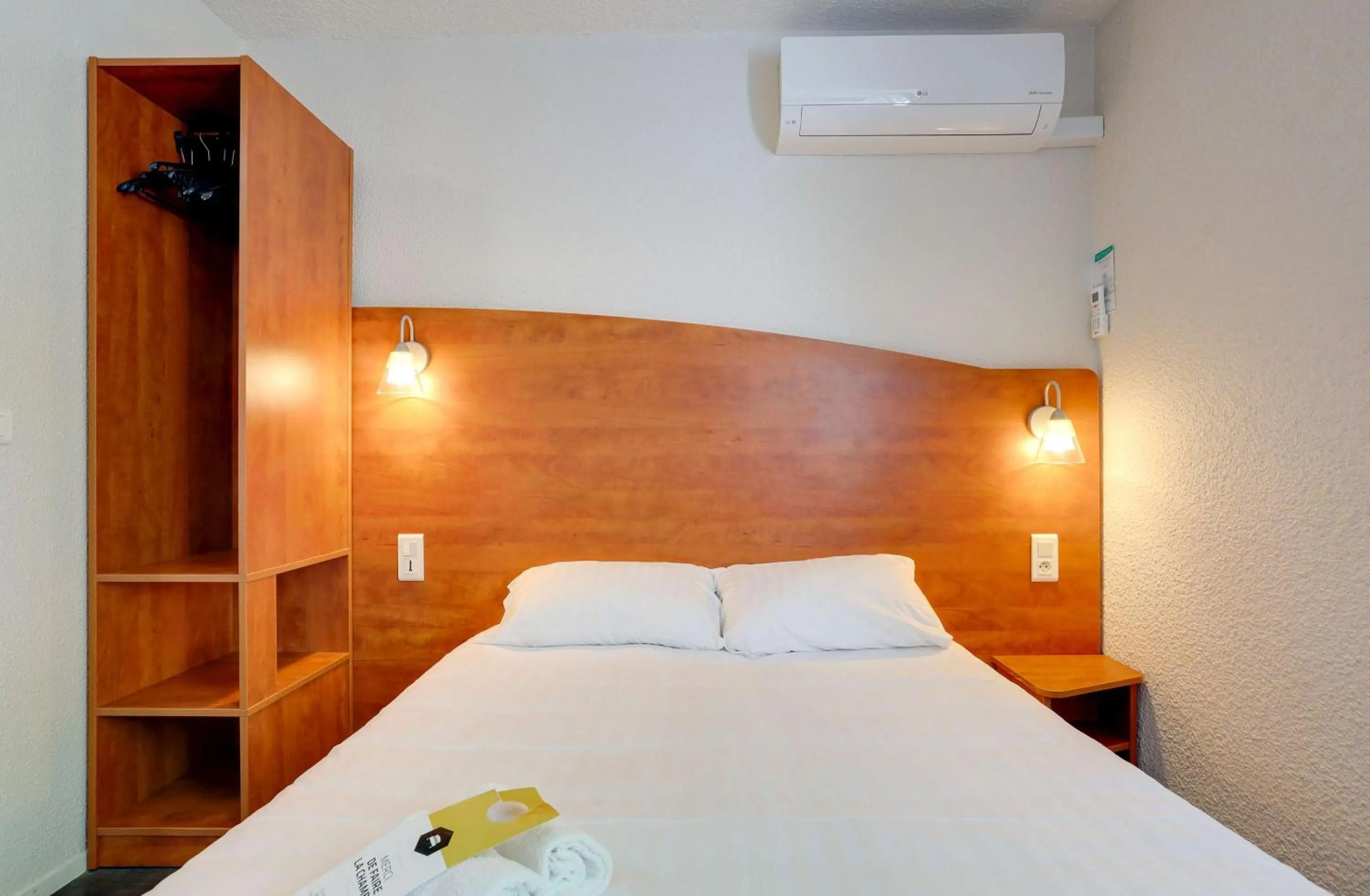 Bedroom, Bed in Brit Hotel Reims La Pompelle