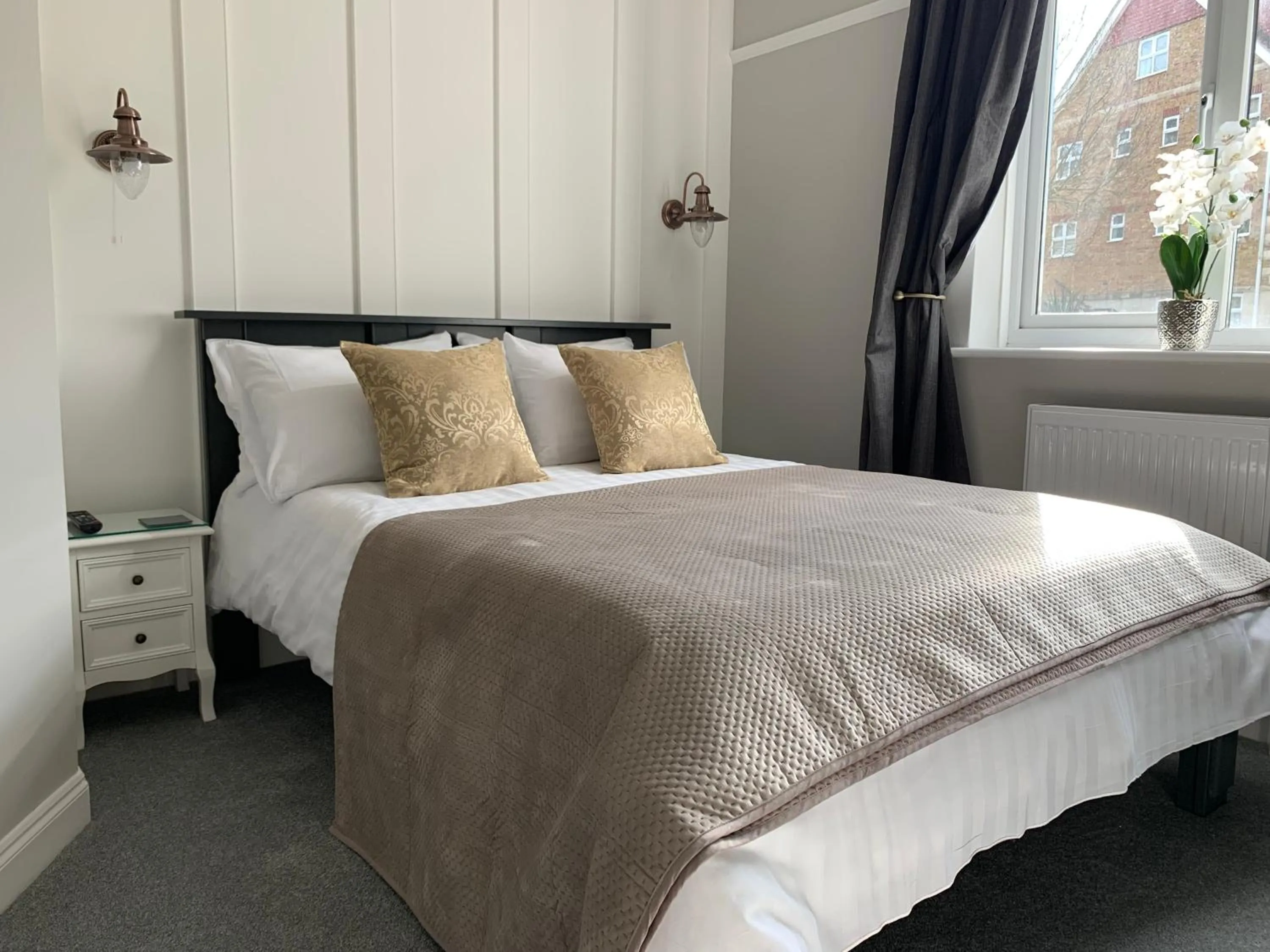 Bedroom, Bed in The Limes