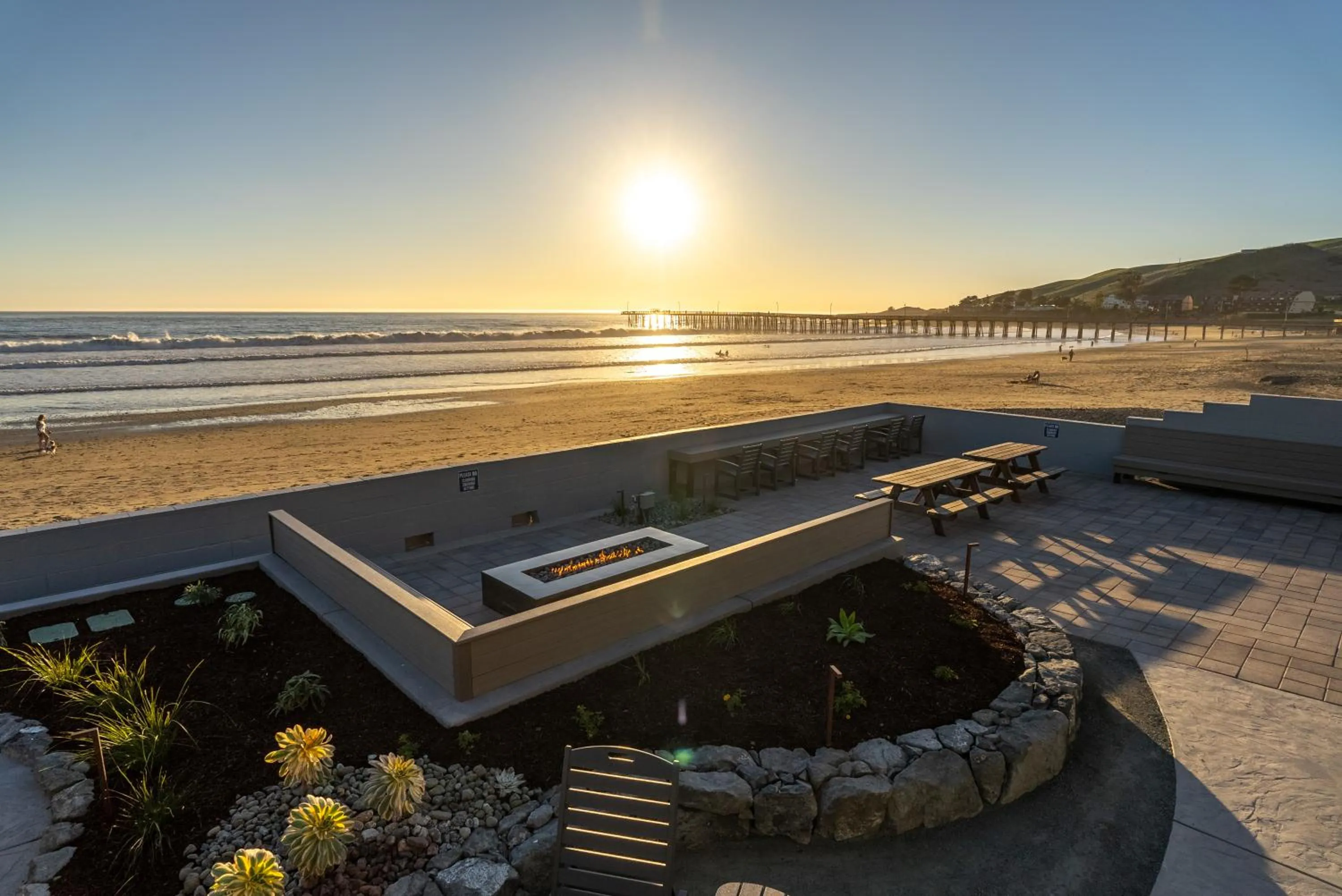 Shoreline Inn...on the beach