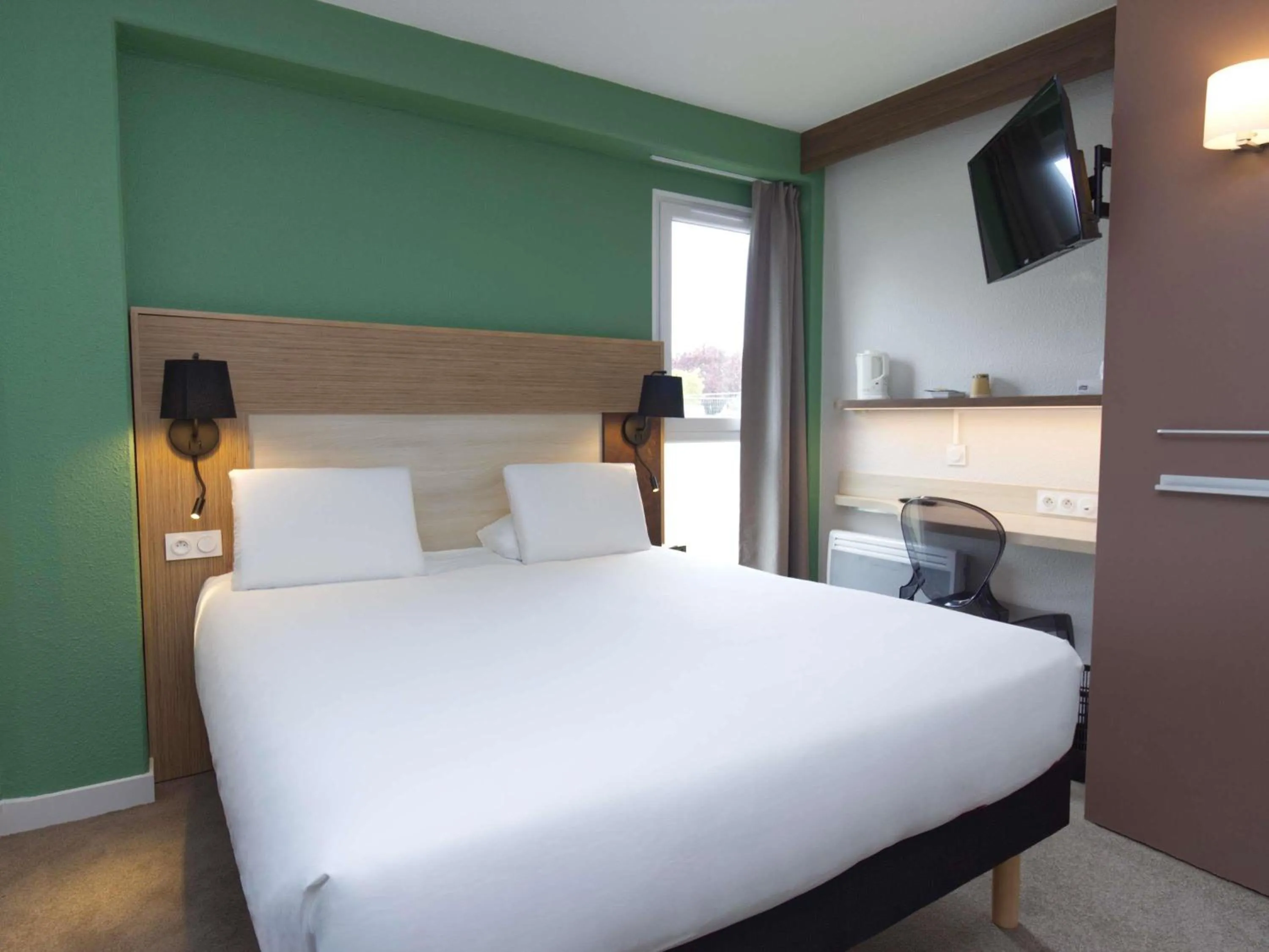 Bedroom, Bed in Greet Hôtel Dijon Sud Longvic