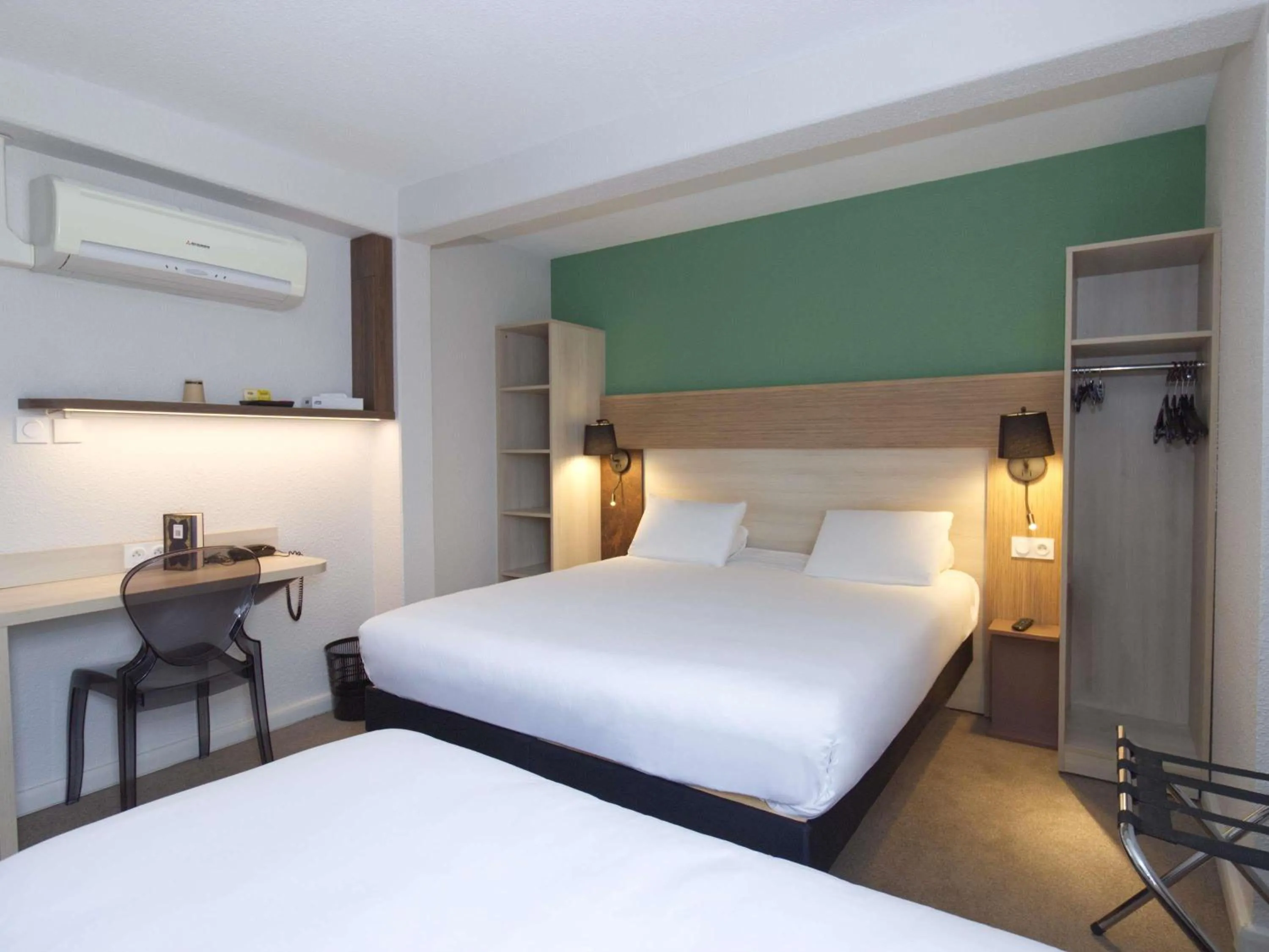 Bedroom, Bed in Greet Hôtel Dijon Sud Longvic