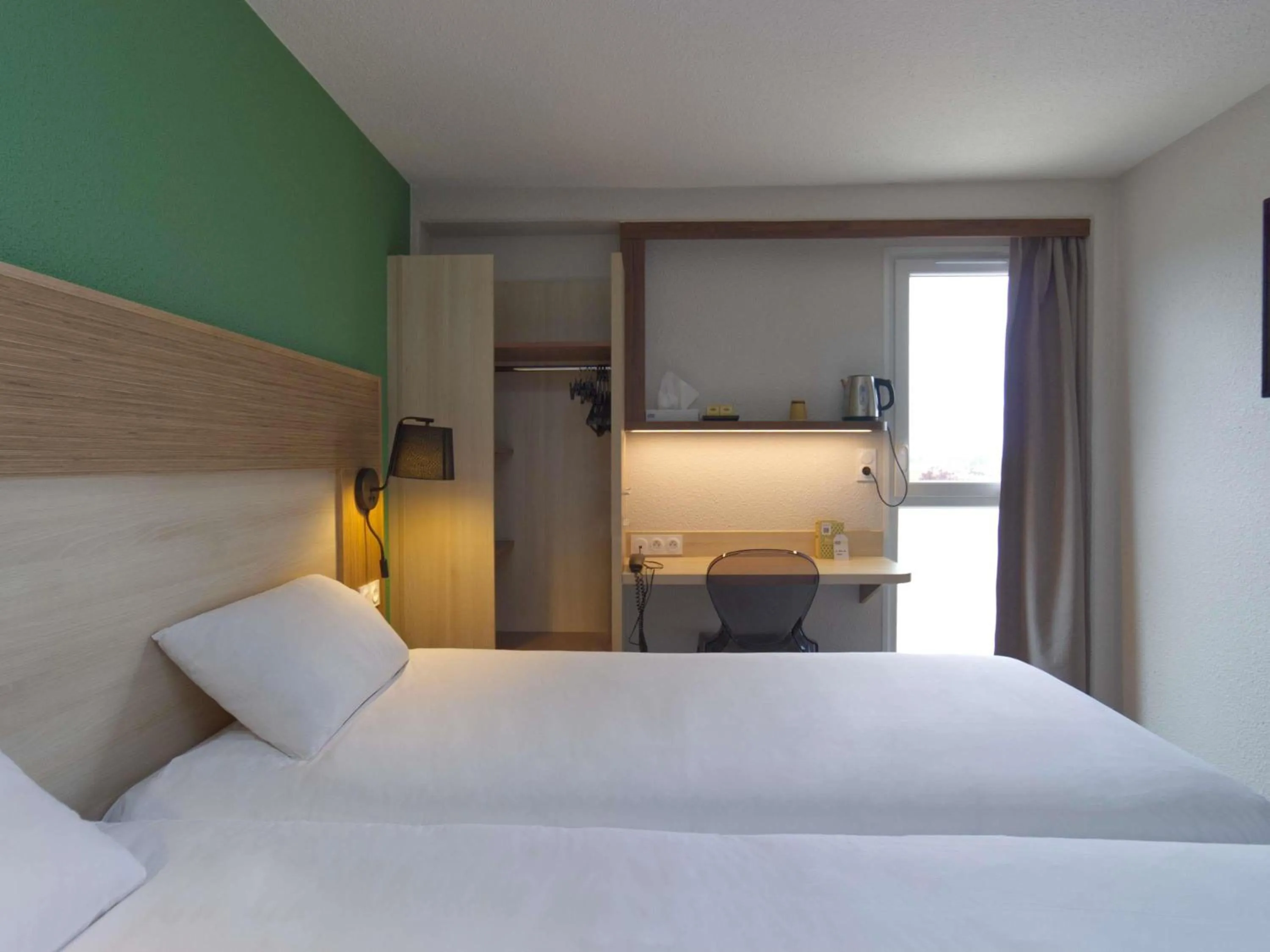 Bedroom, Bed in Greet Hôtel Dijon Sud Longvic