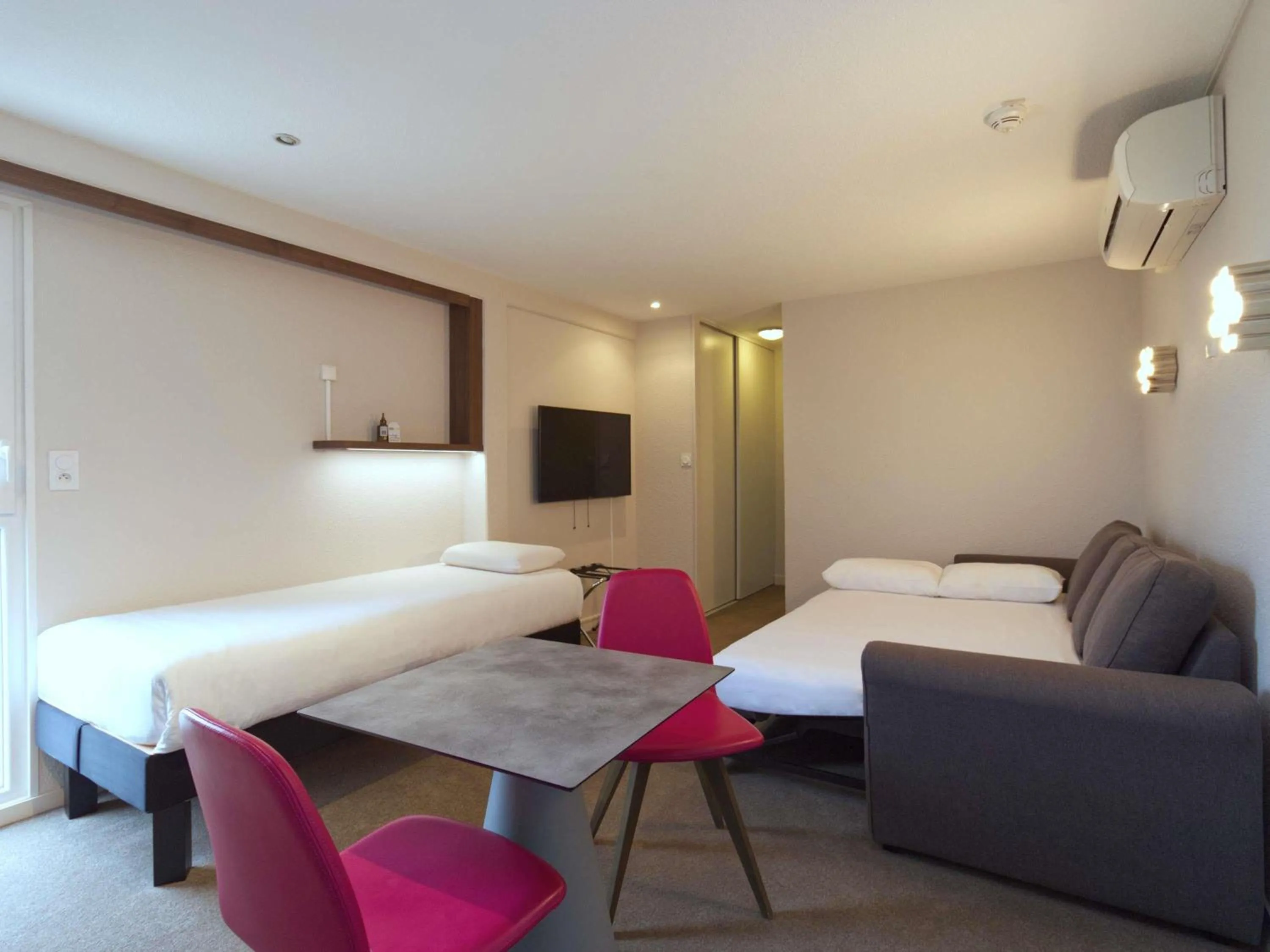 Bedroom, Bed in Greet Hôtel Dijon Sud Longvic