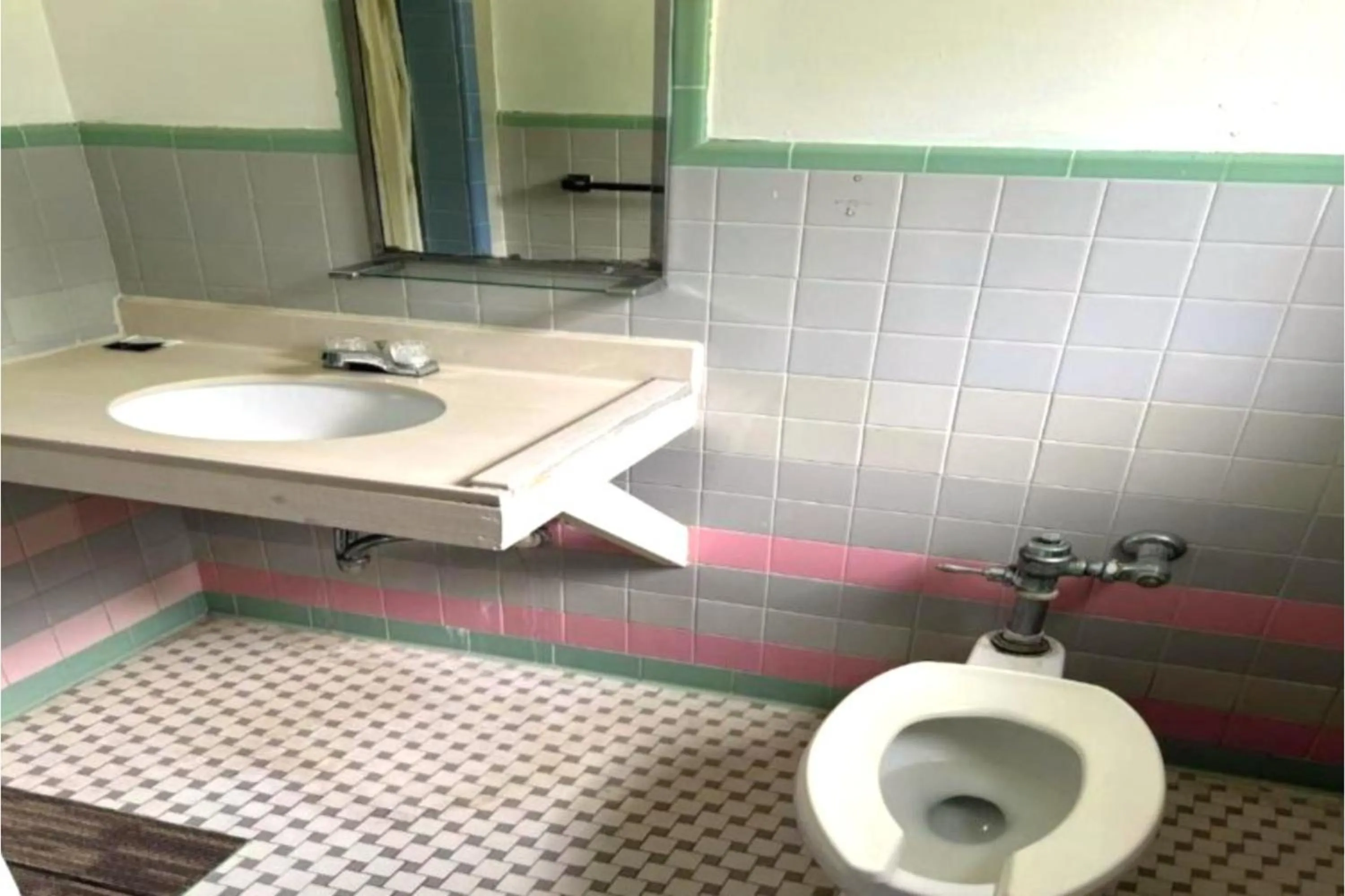 Bathroom in Hospitality Inn By Belvilla Selma US 80 AL