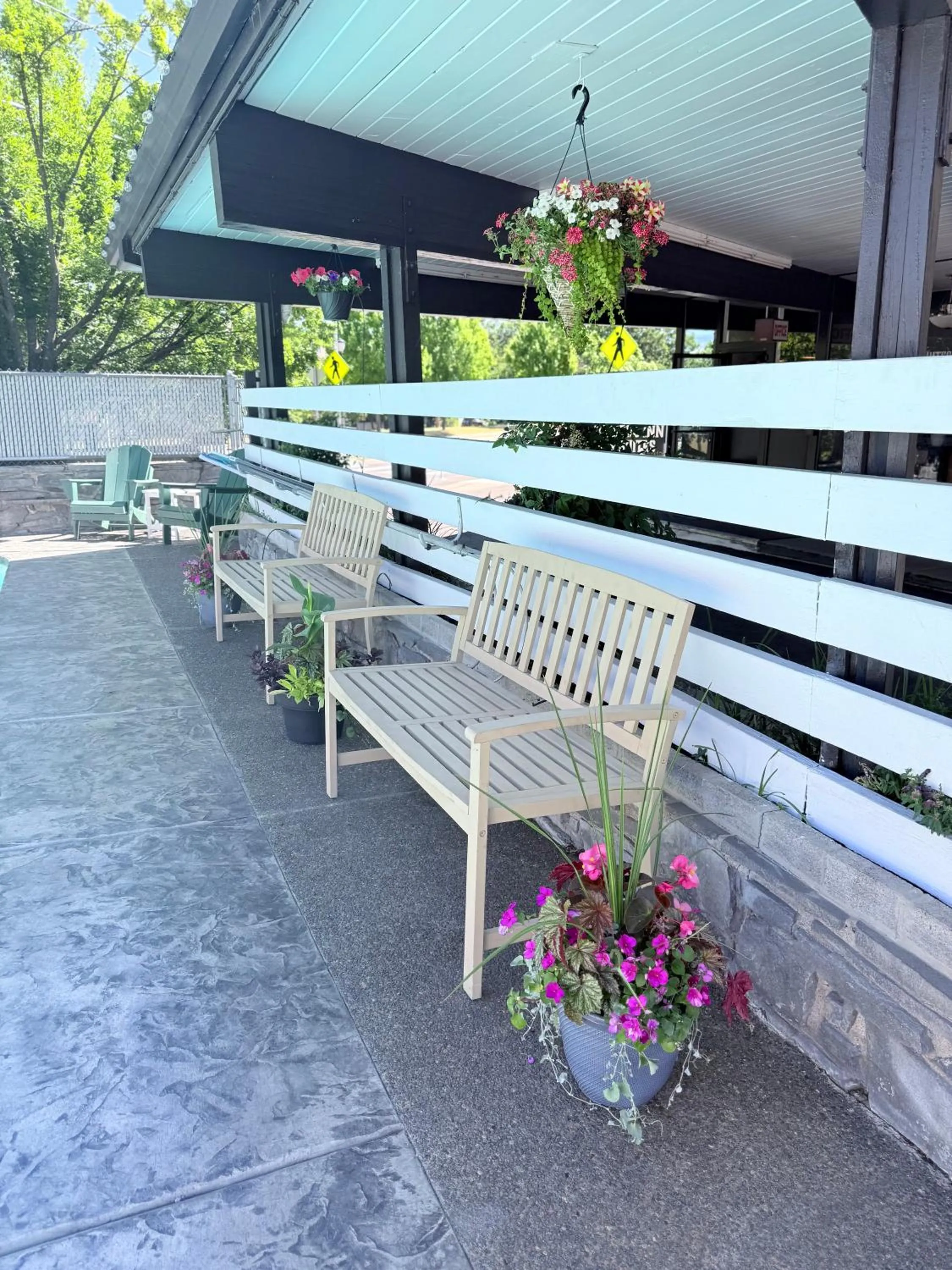 Seating area in Timbers INN and Suites