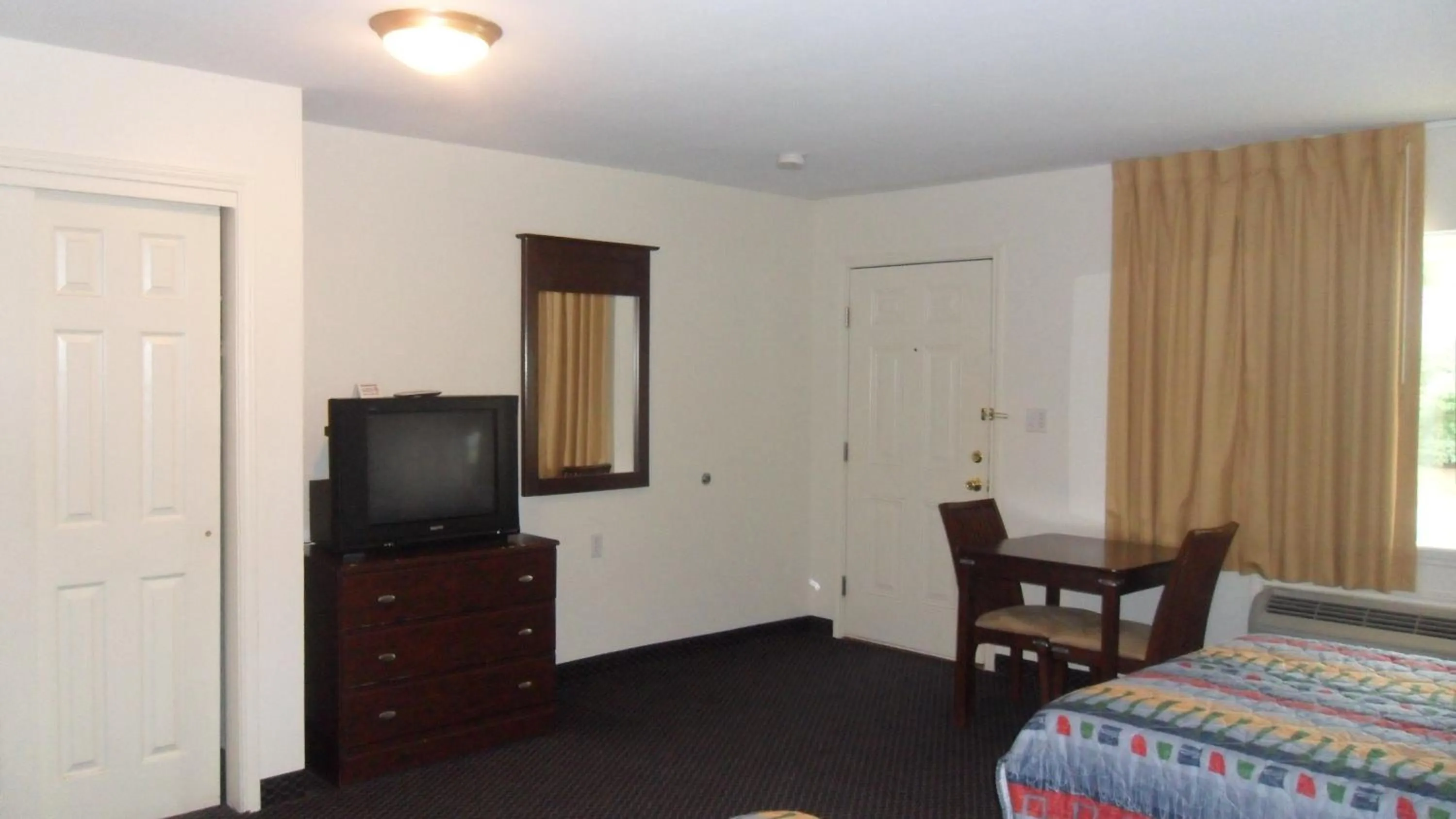 Day, Bed in Deluxe Inn Palacios