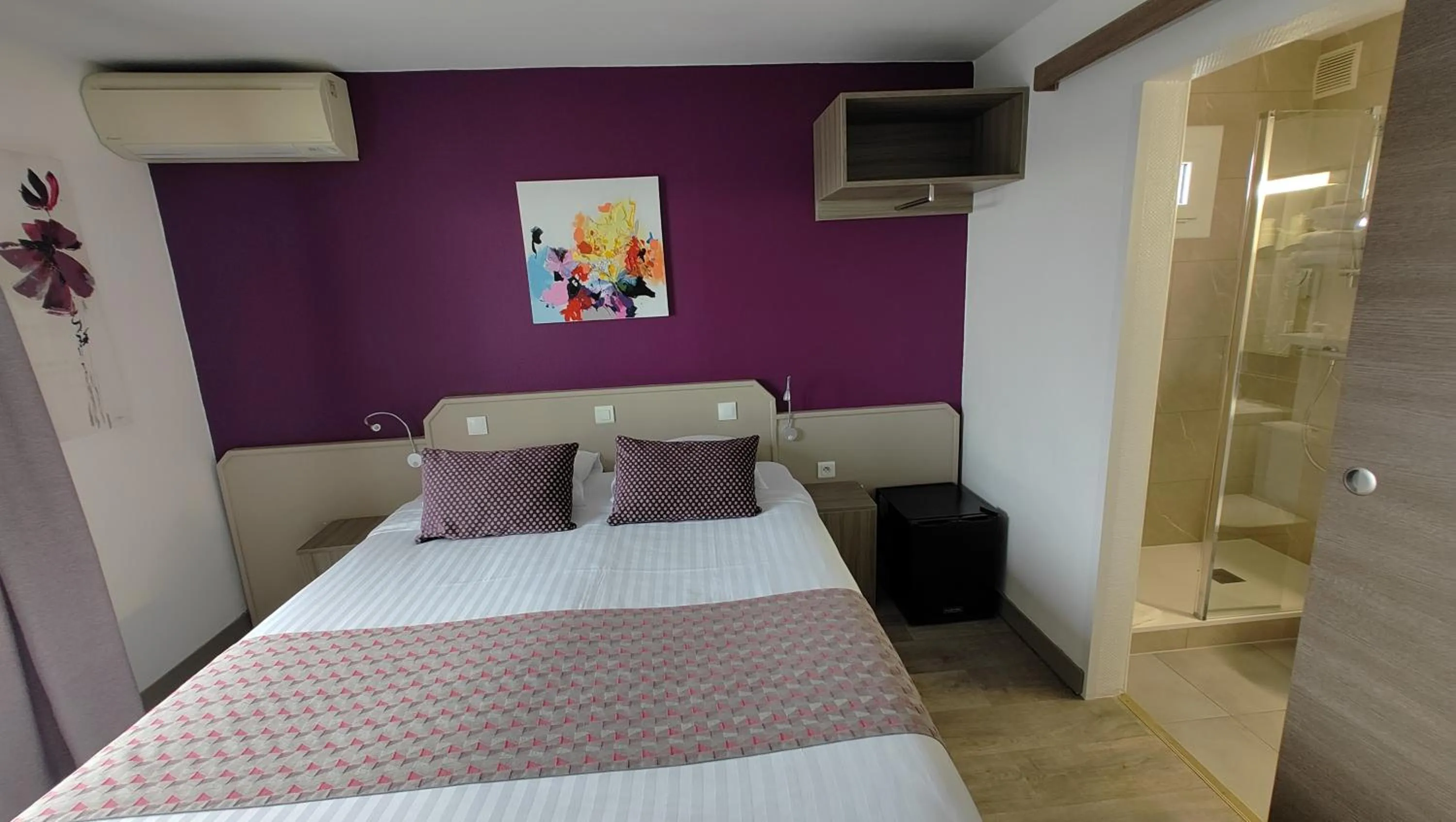 Property building, Bed in Logis Hôtel Les Bleuets