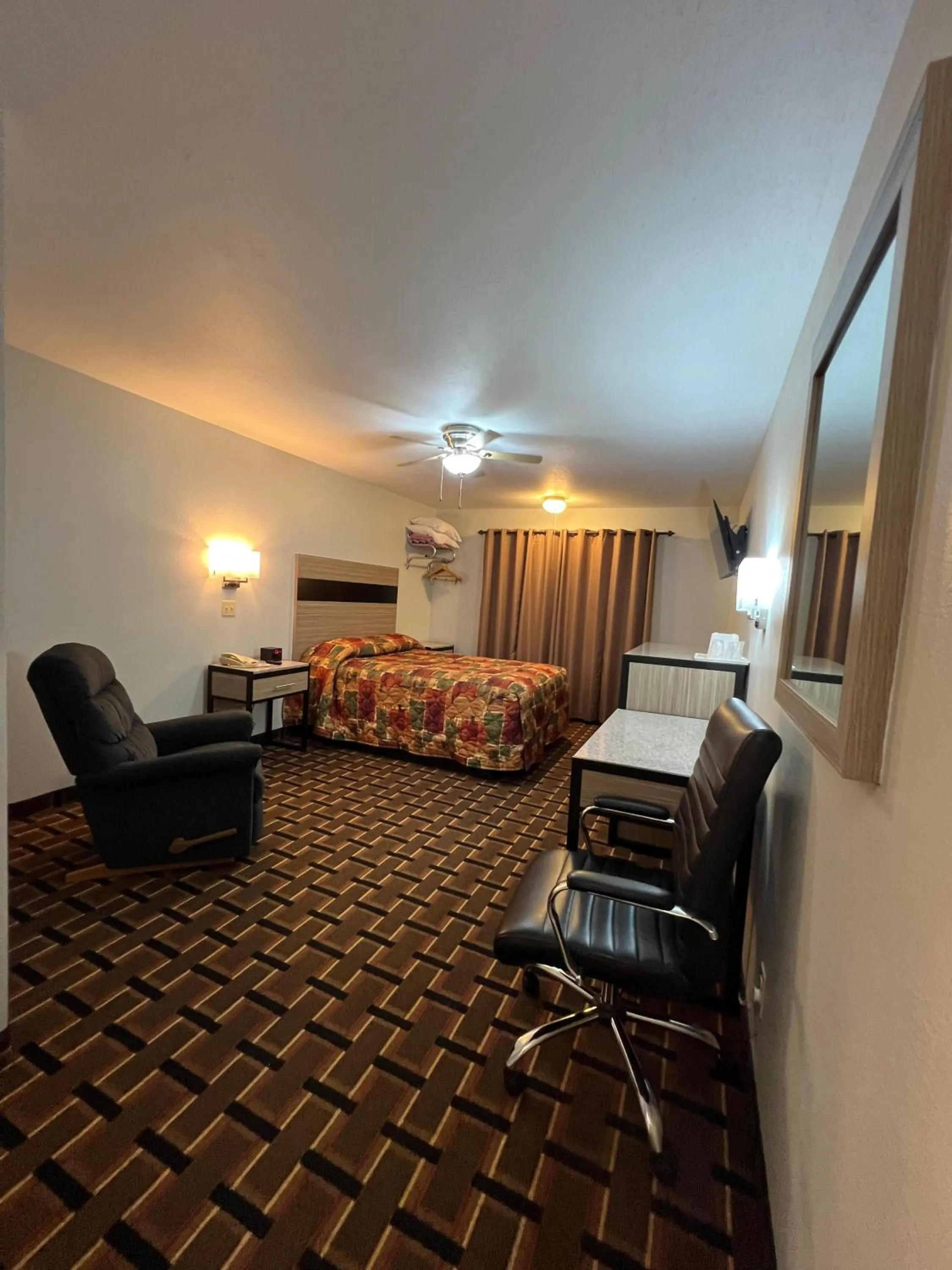 Bedroom, Bed in Deluxe Inn Capital O Nebraska City I 29