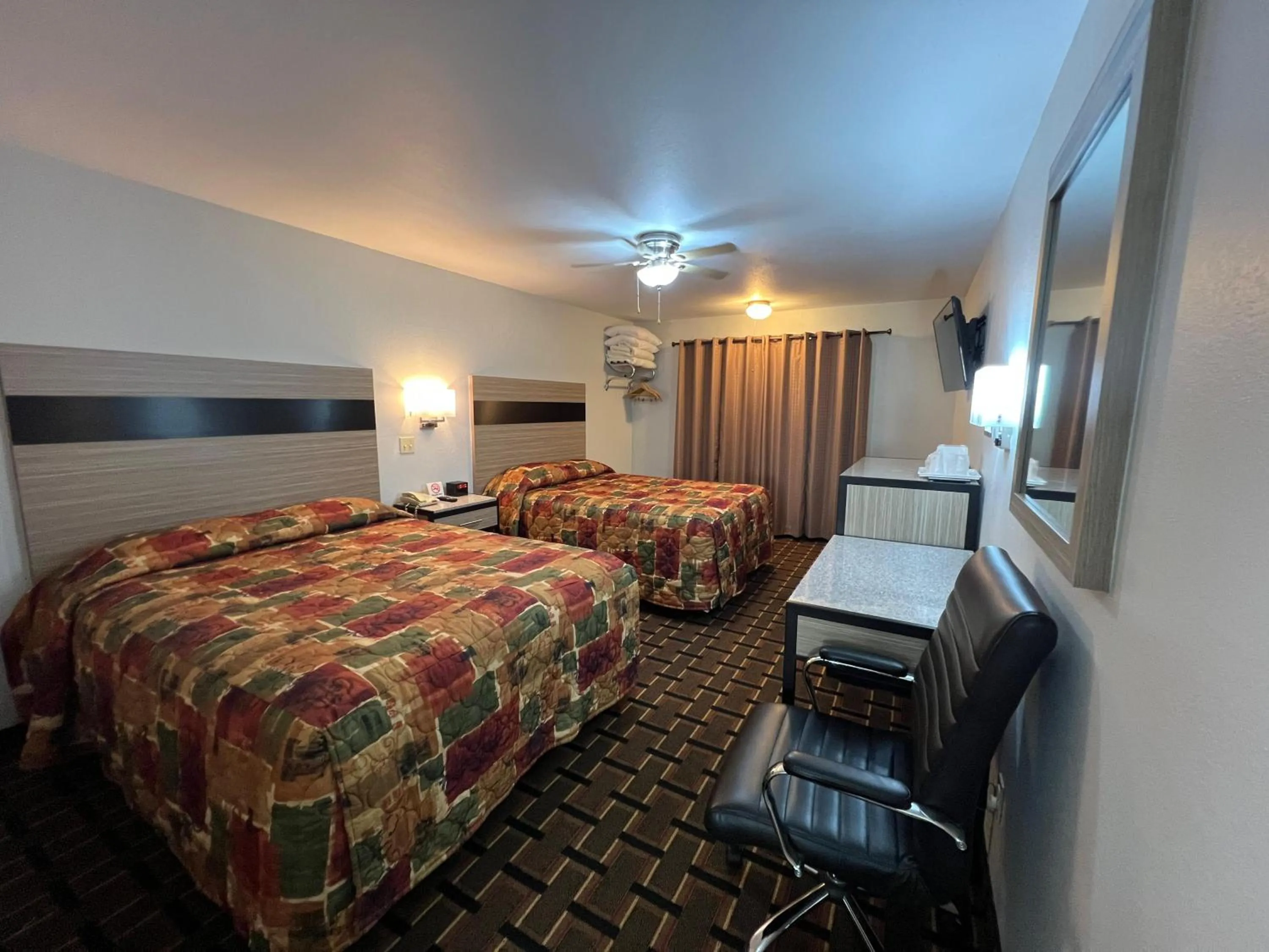 Bedroom, Bed in Deluxe Inn Capital O Nebraska City I 29