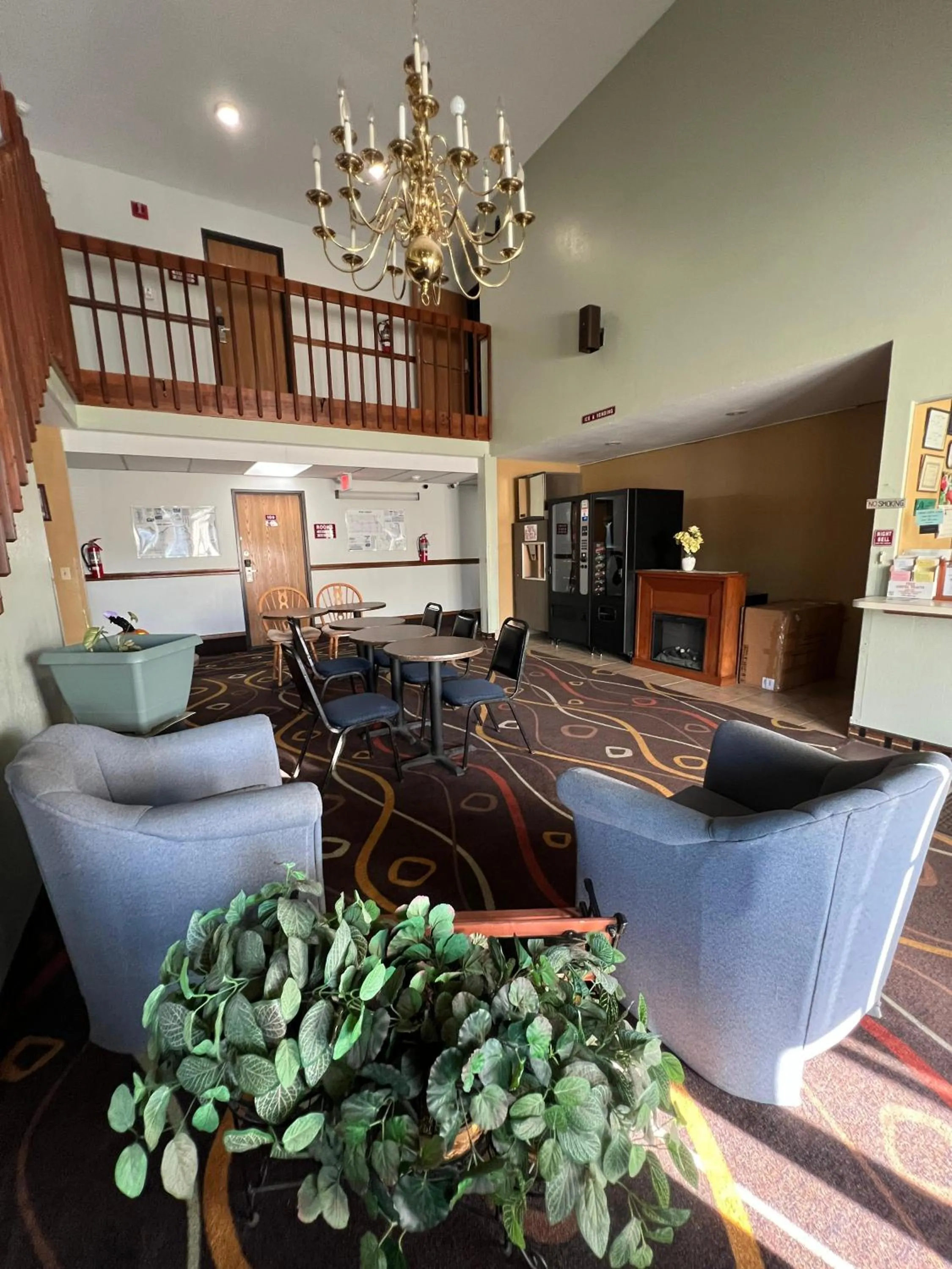 Seating area in Deluxe Inn Capital O Nebraska City I 29