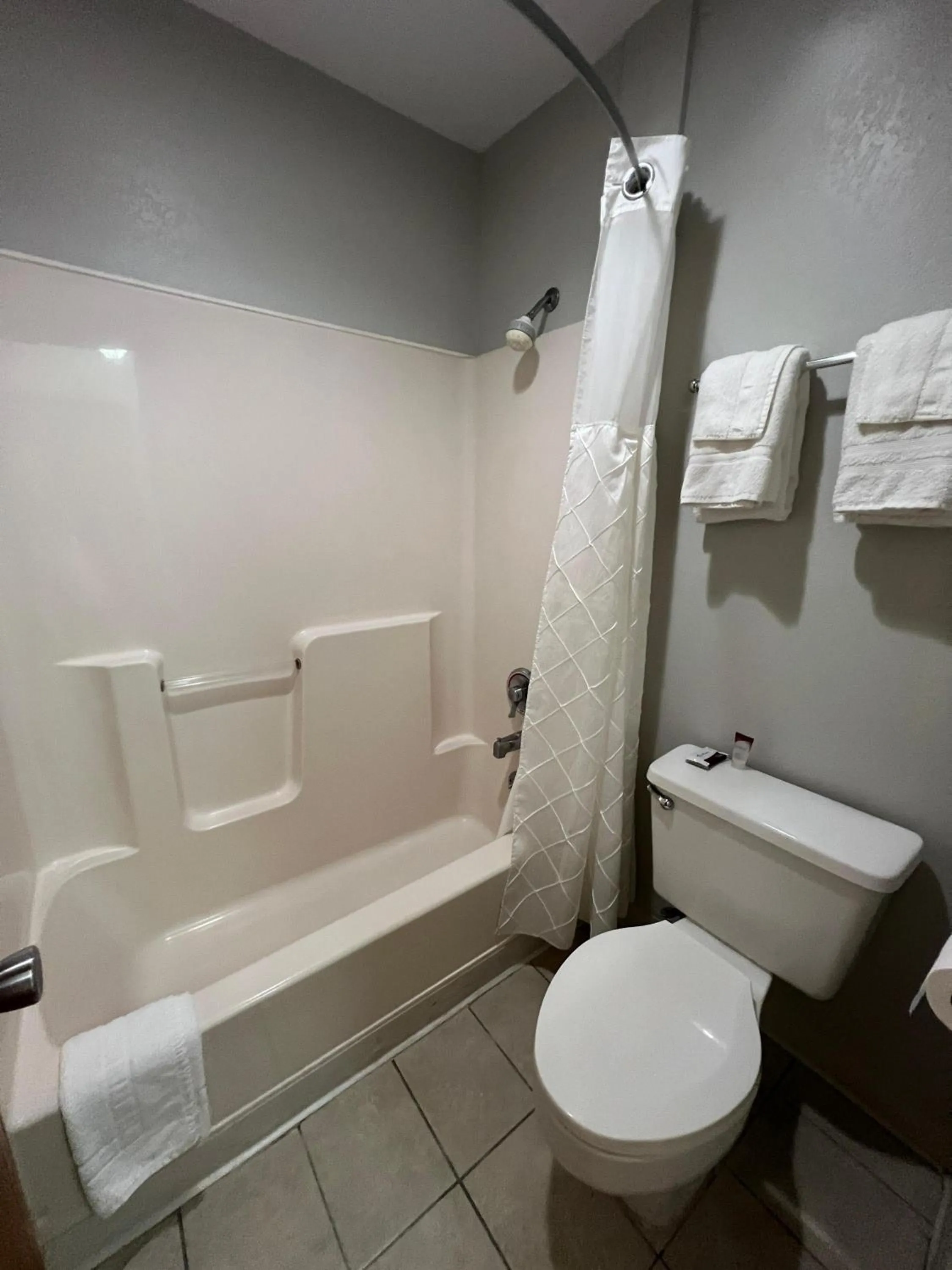 Bathroom in Deluxe Inn Capital O Nebraska City I 29