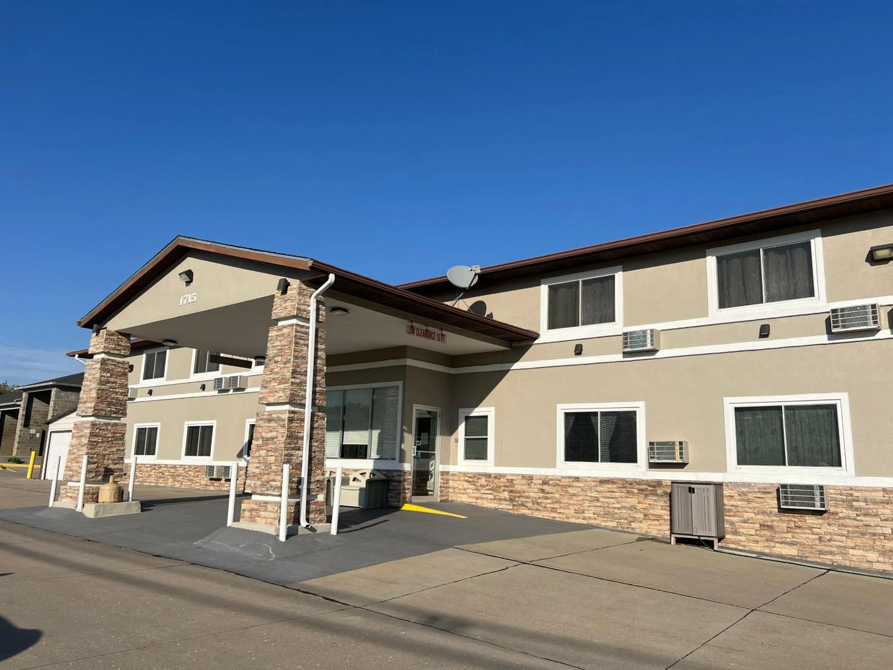 Property building in Deluxe Inn Capital O Nebraska City I 29