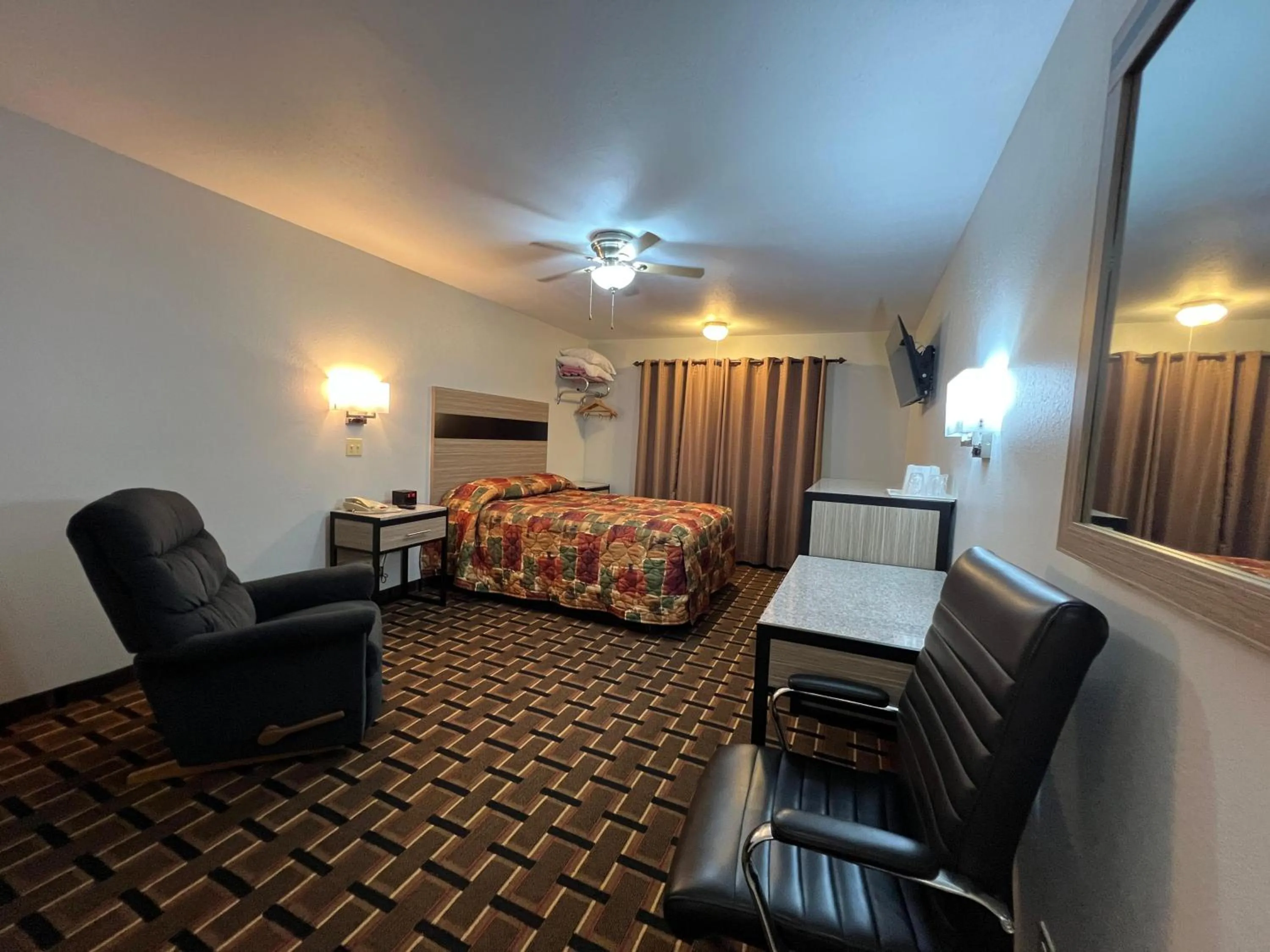 Bedroom, Bed in Deluxe Inn Capital O Nebraska City I 29