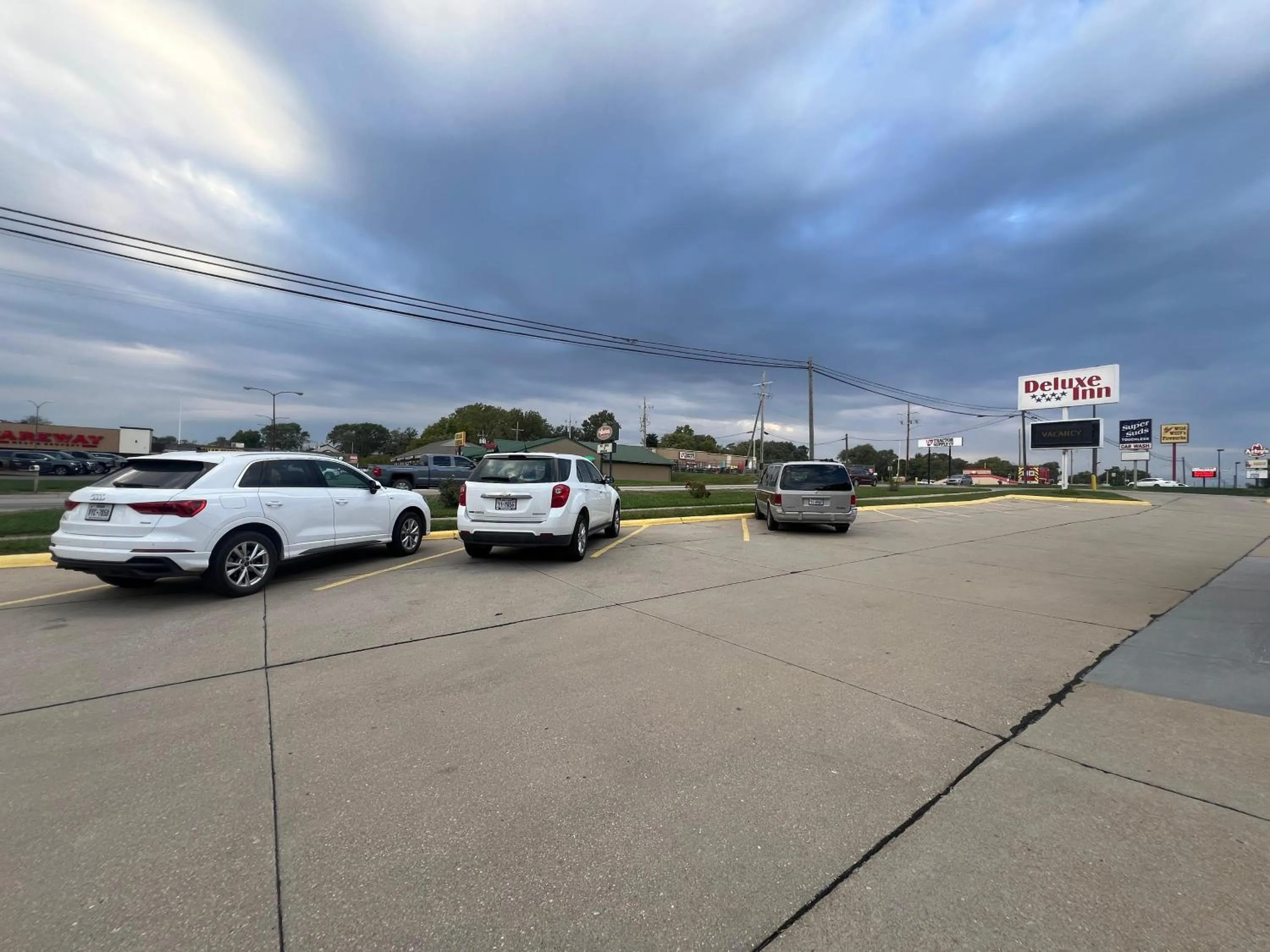 Parking in Deluxe Inn Capital O Nebraska City I 29