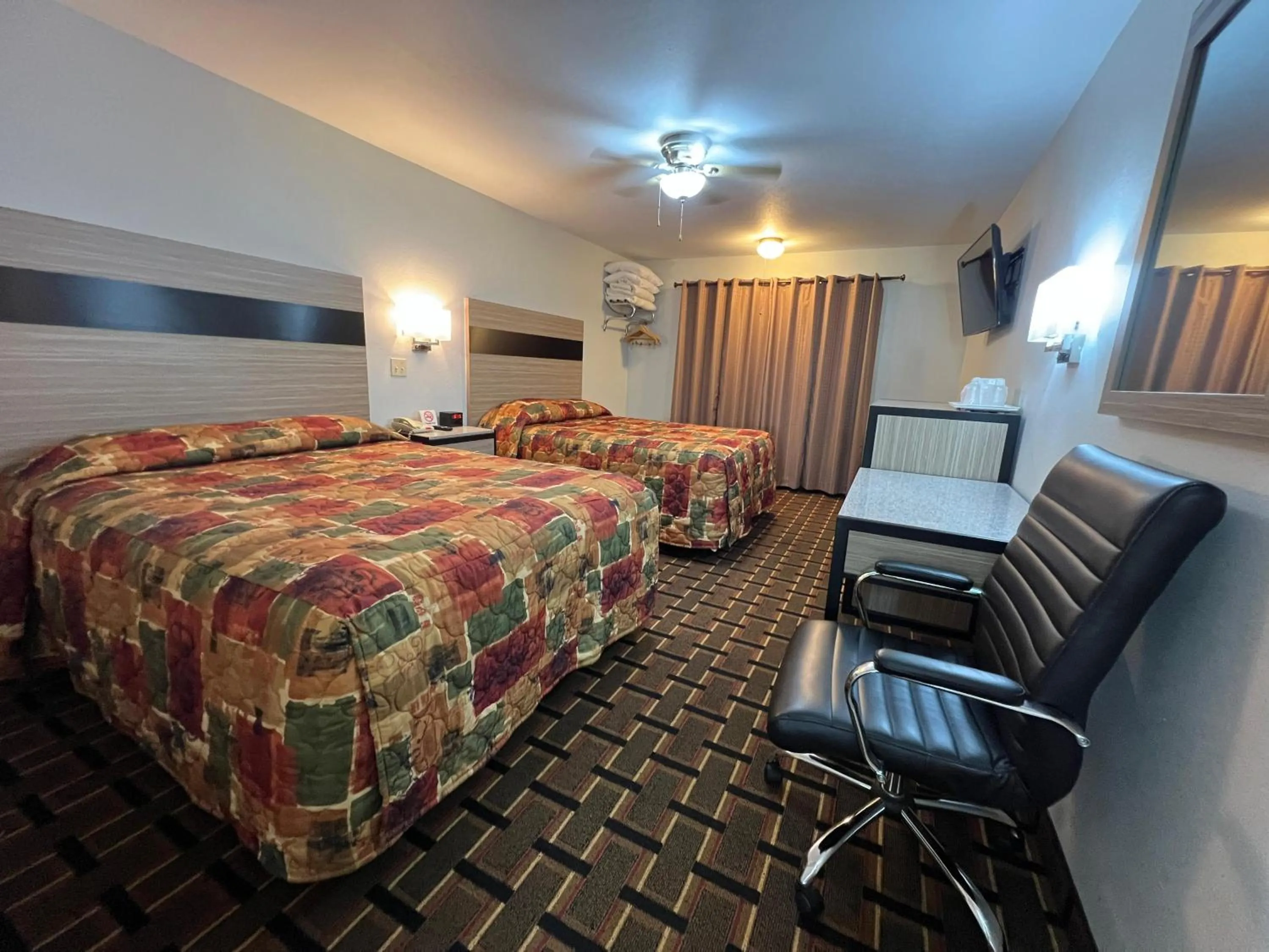 Bedroom, Bed in Deluxe Inn Capital O Nebraska City I 29