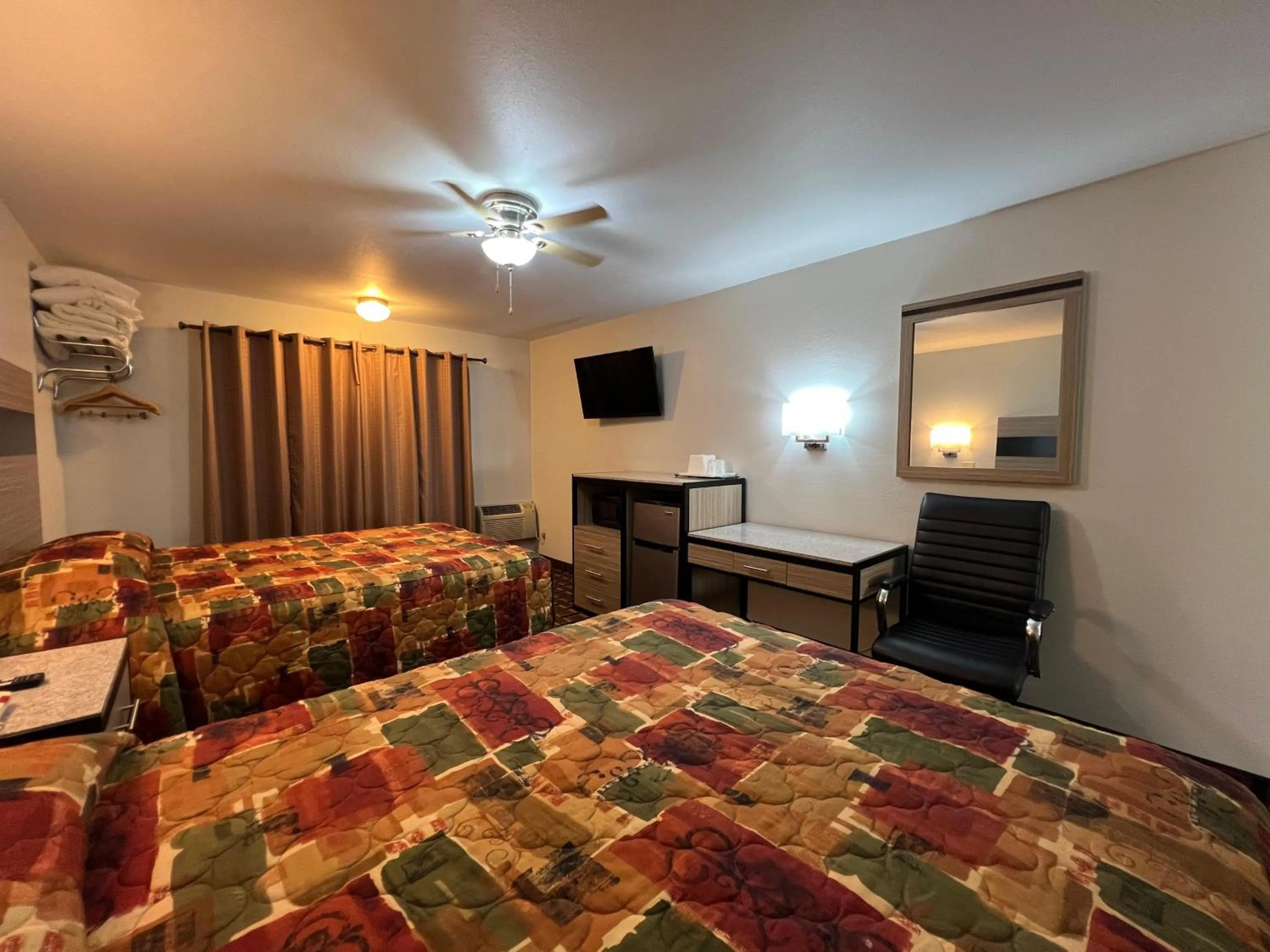 Bedroom, Bed in Deluxe Inn Capital O Nebraska City I 29