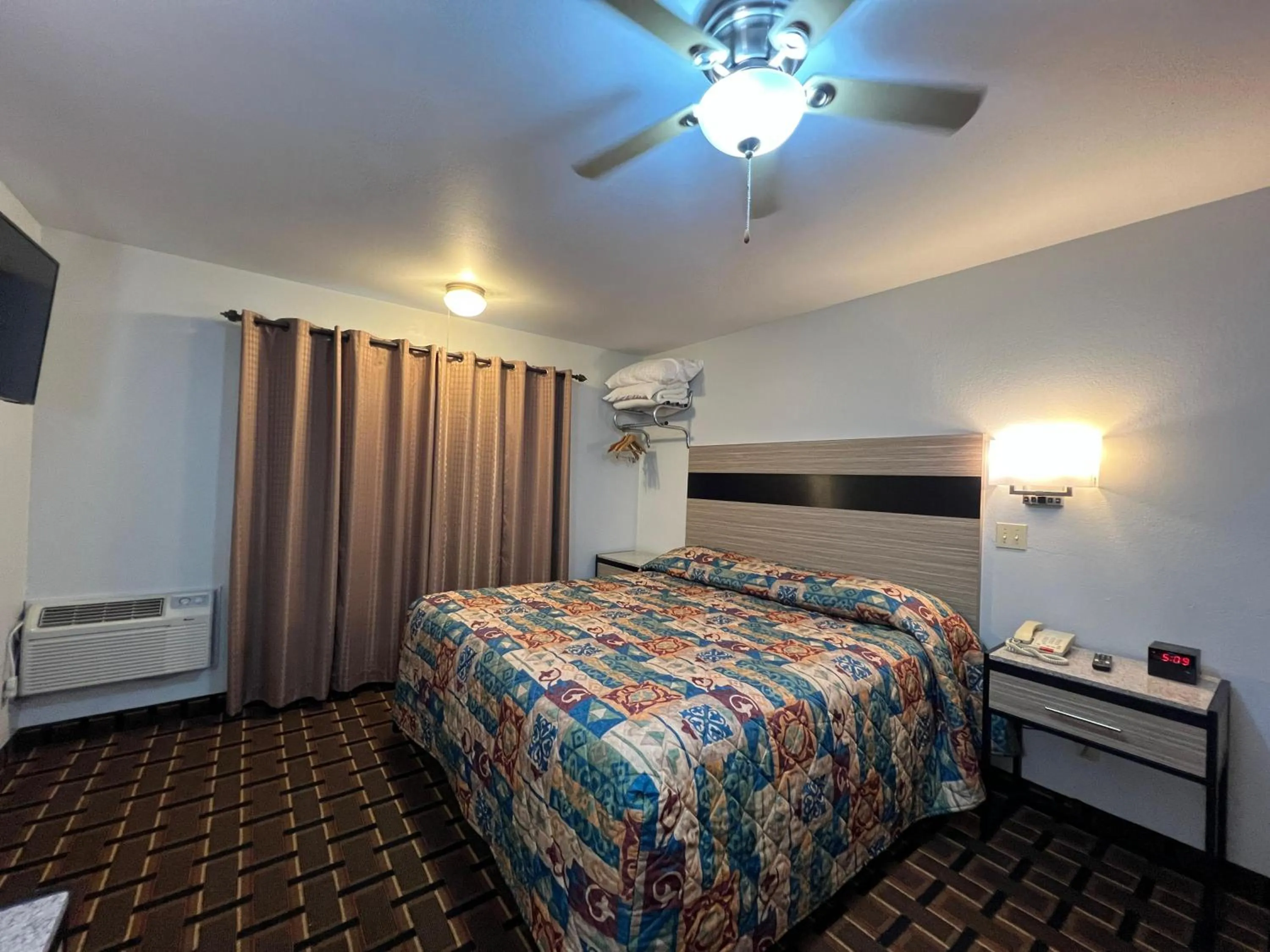 Bedroom, Bed in Deluxe Inn Capital O Nebraska City I 29