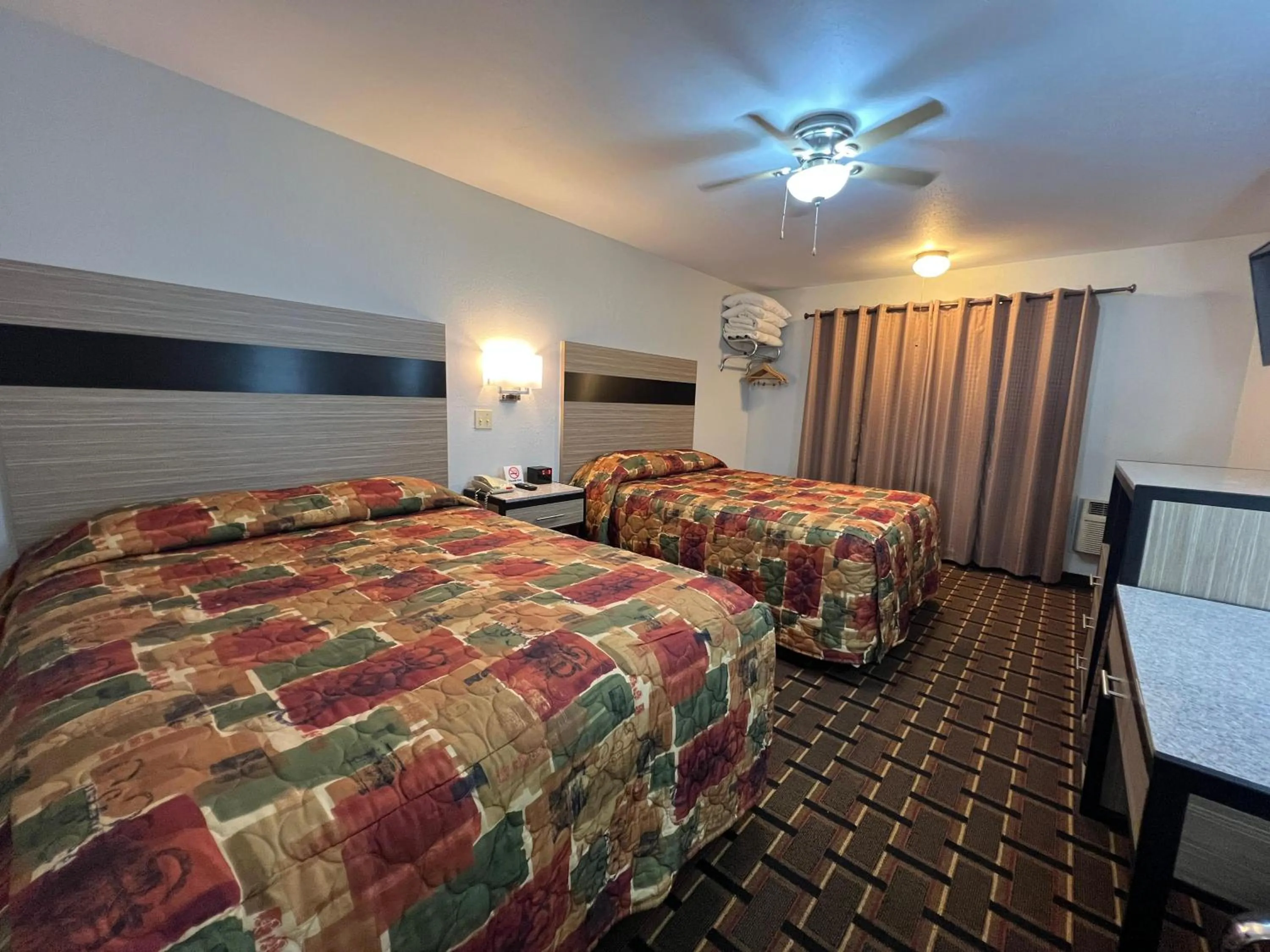 Bedroom, Bed in Deluxe Inn Capital O Nebraska City I 29