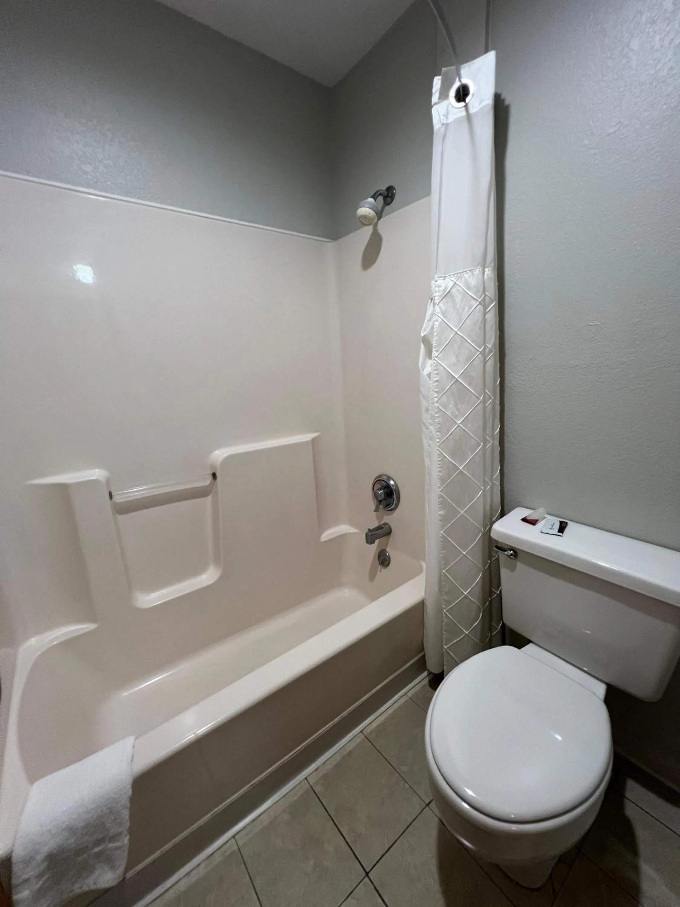 Bathroom in Deluxe Inn Capital O Nebraska City I 29