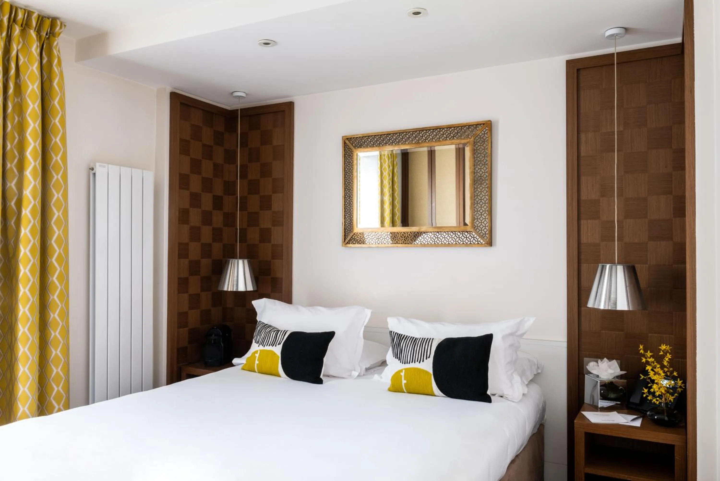 Bed in Hôtel Le Colisée