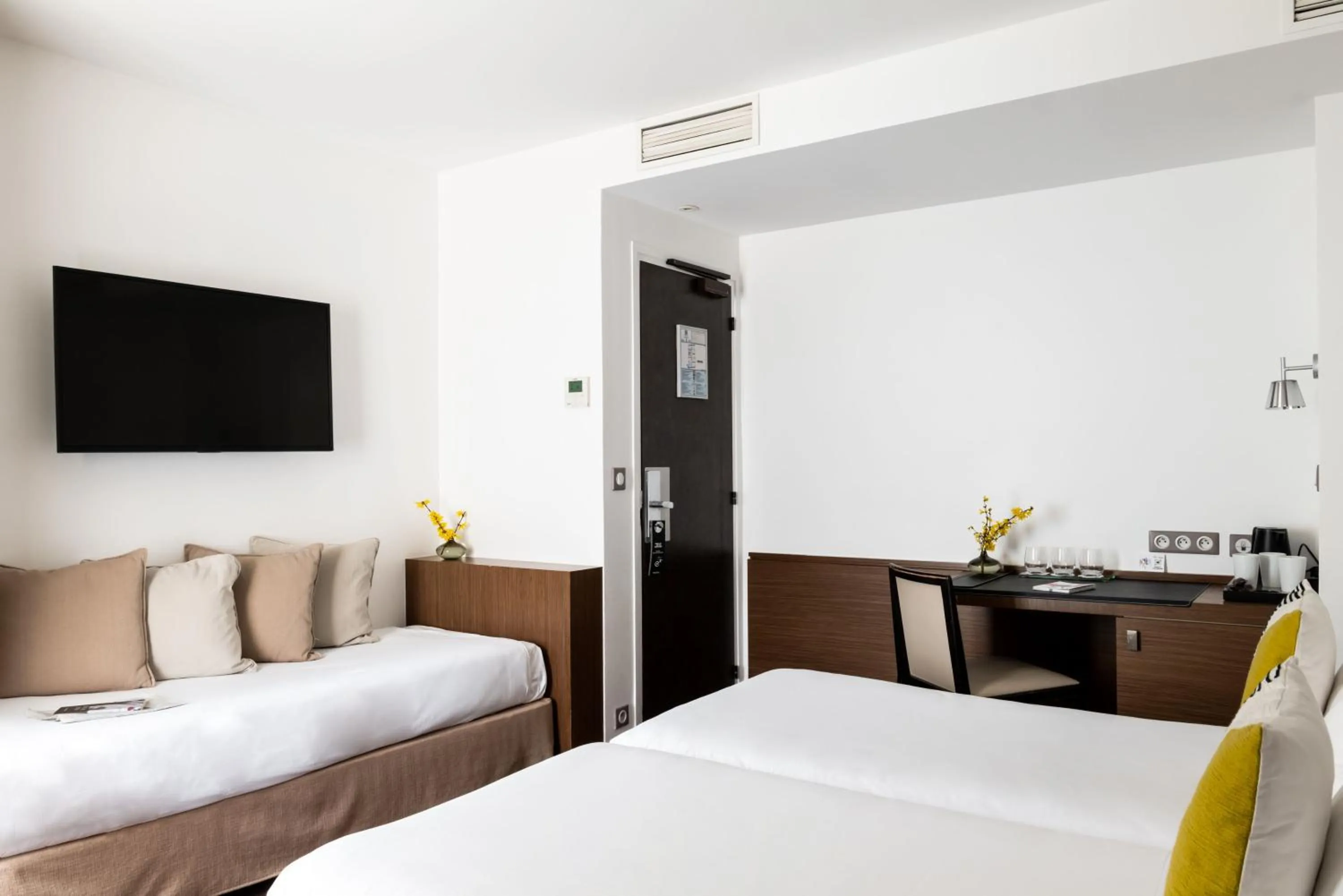 Bed in Hôtel Le Colisée