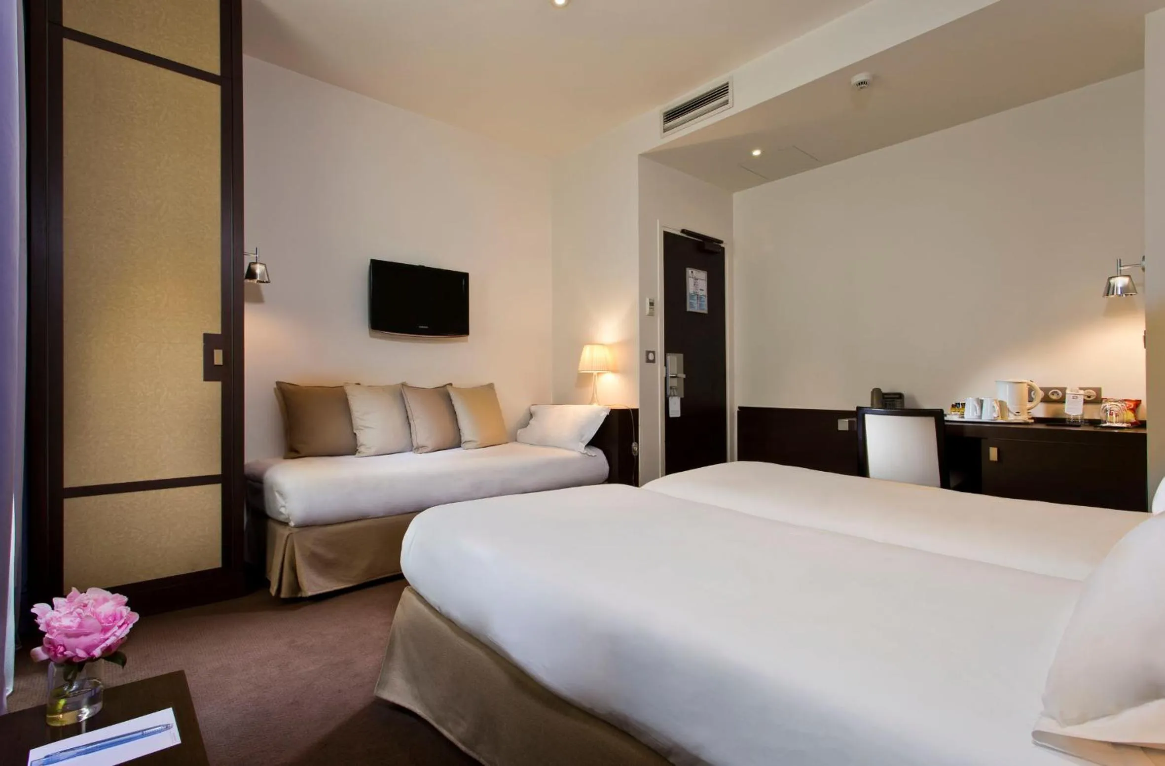 Photo of the whole room, Bed in Hôtel Le Colisée