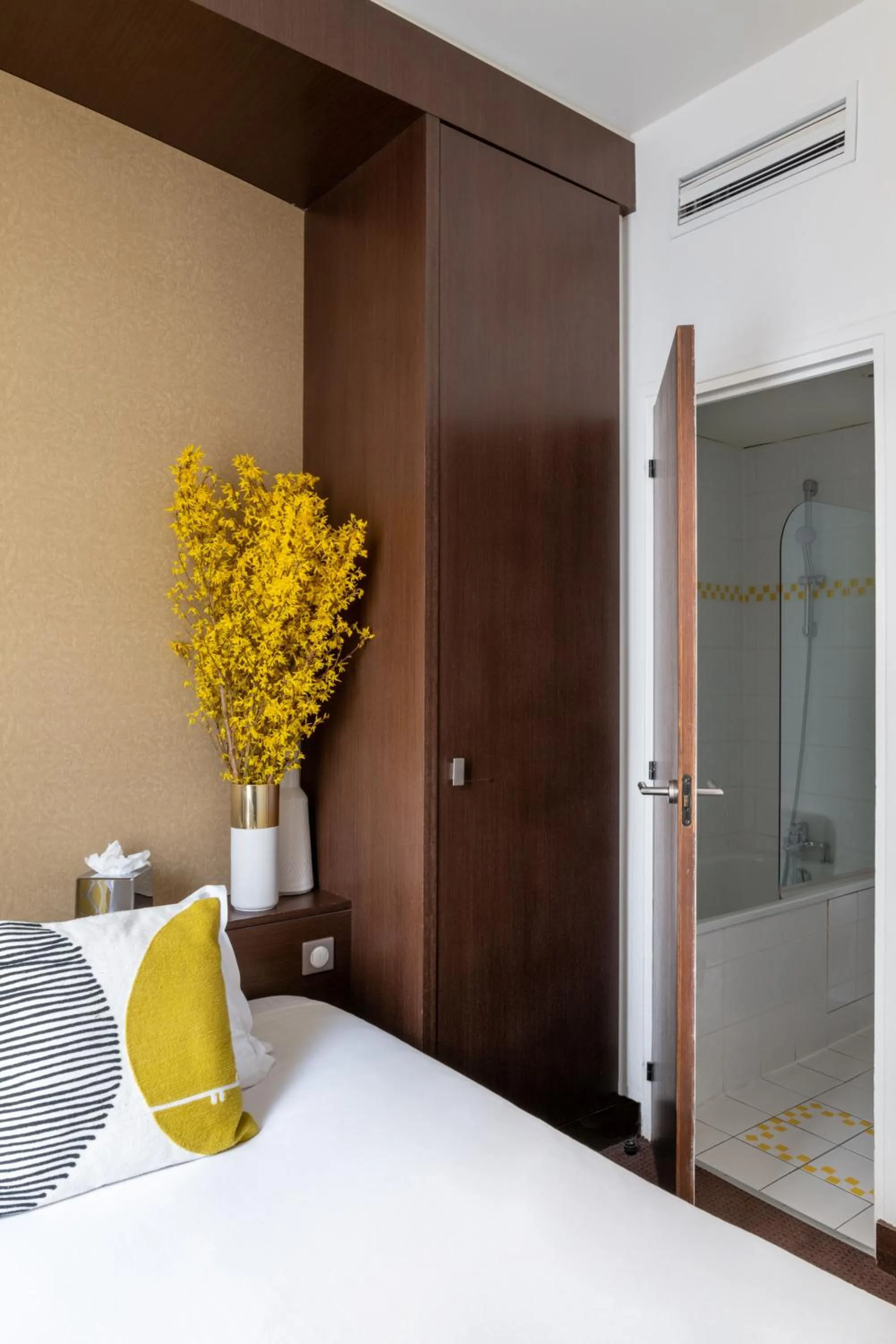 Bathroom, Bed in Hôtel Le Colisée