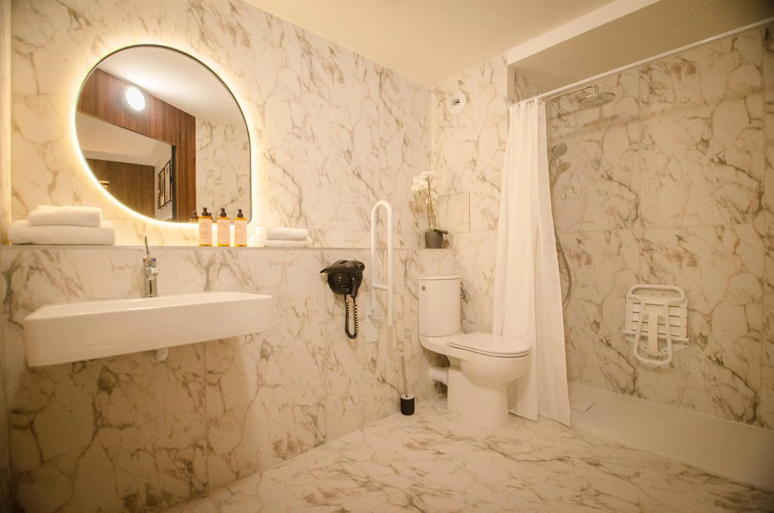 Bathroom in Golden Tulip Villepinte Roissy - Parc des Expositions