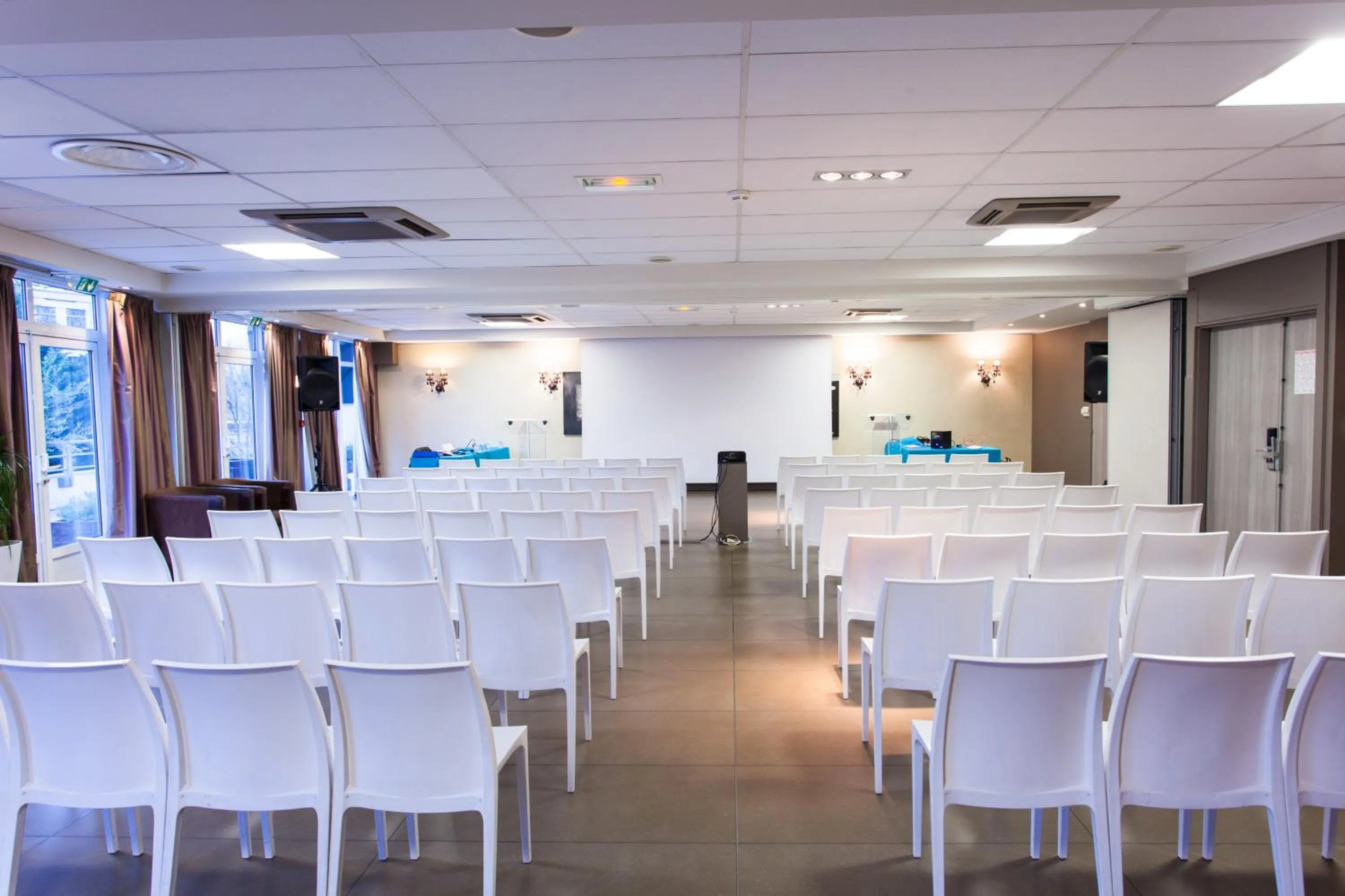 Meeting/conference room in Golden Tulip Villepinte Roissy - Parc des Expositions