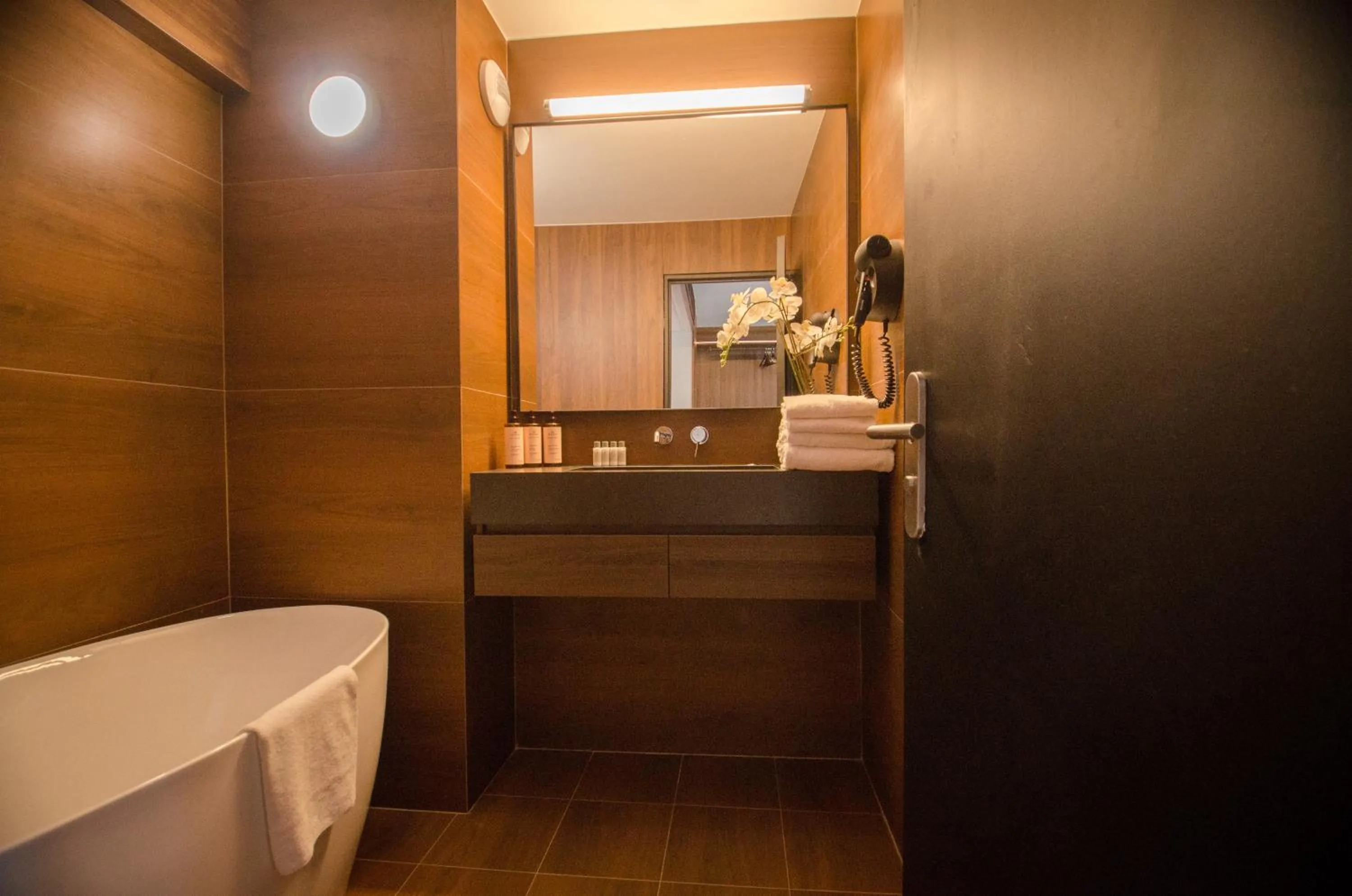 Bathroom in Golden Tulip Villepinte Roissy - Parc des Expositions