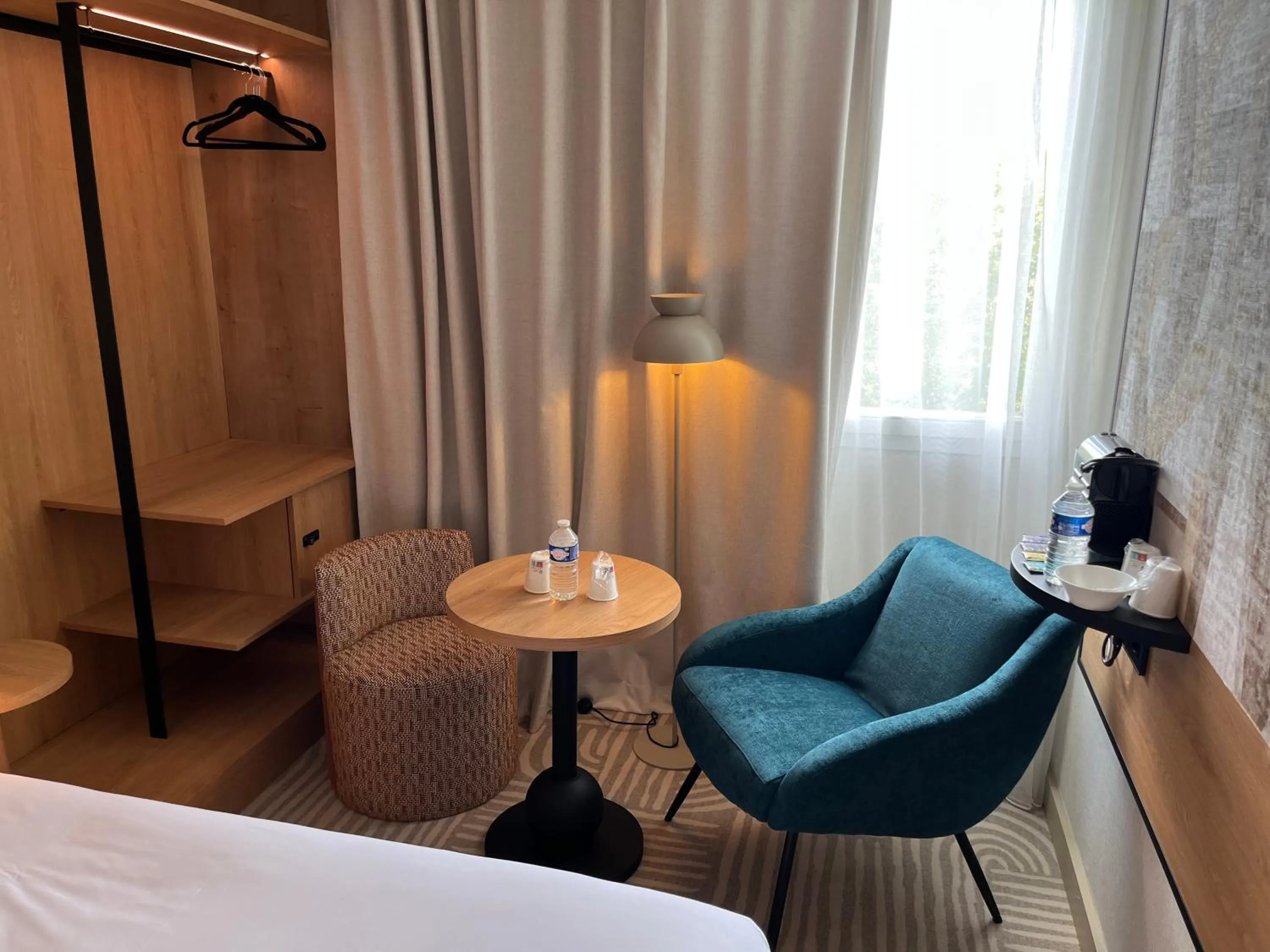 Seating area, Bed in Golden Tulip Villepinte Roissy - Parc des Expositions