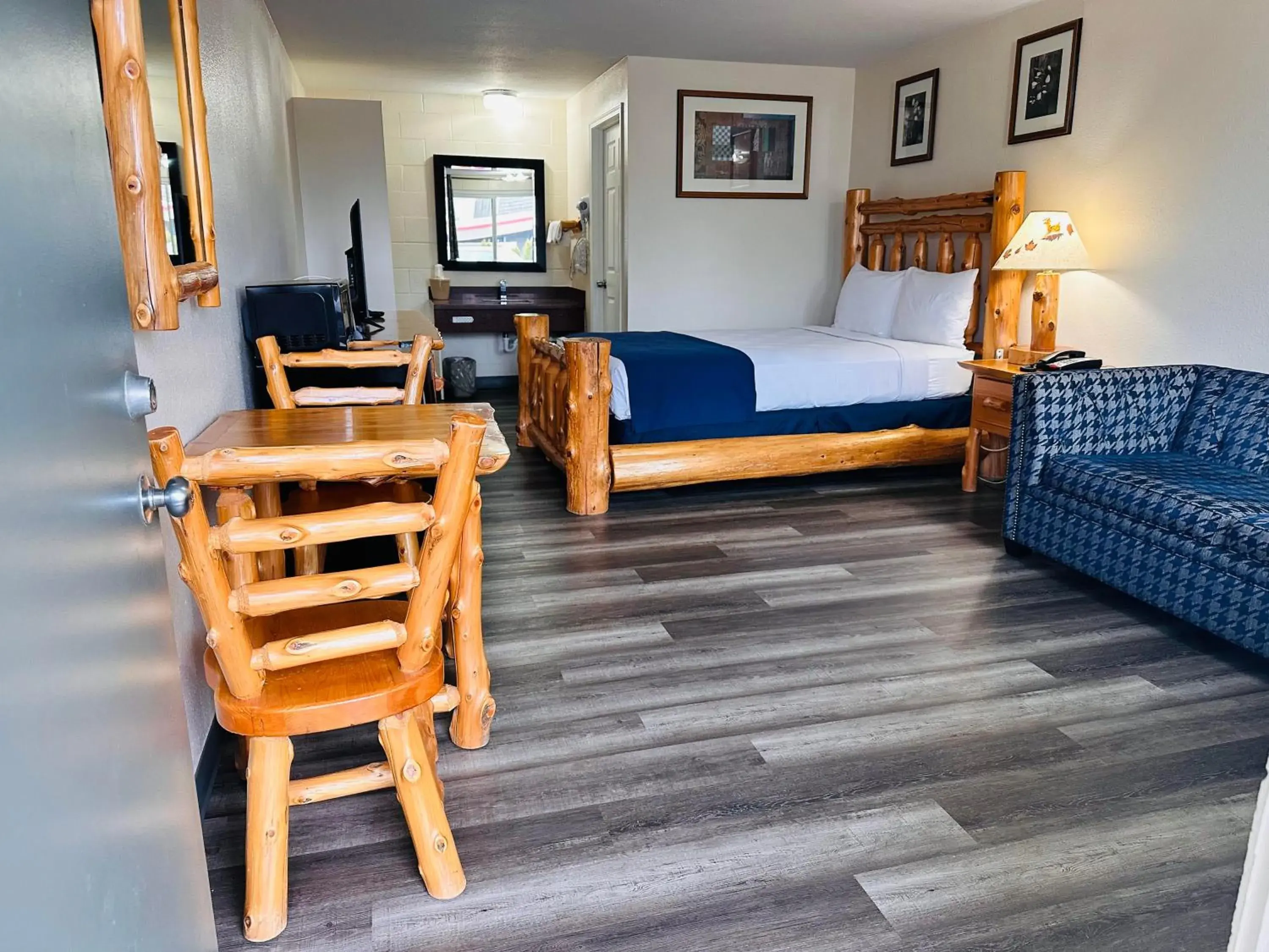 Queen Suite in Northwoods Motel Queen Suite in Northwoods Motel