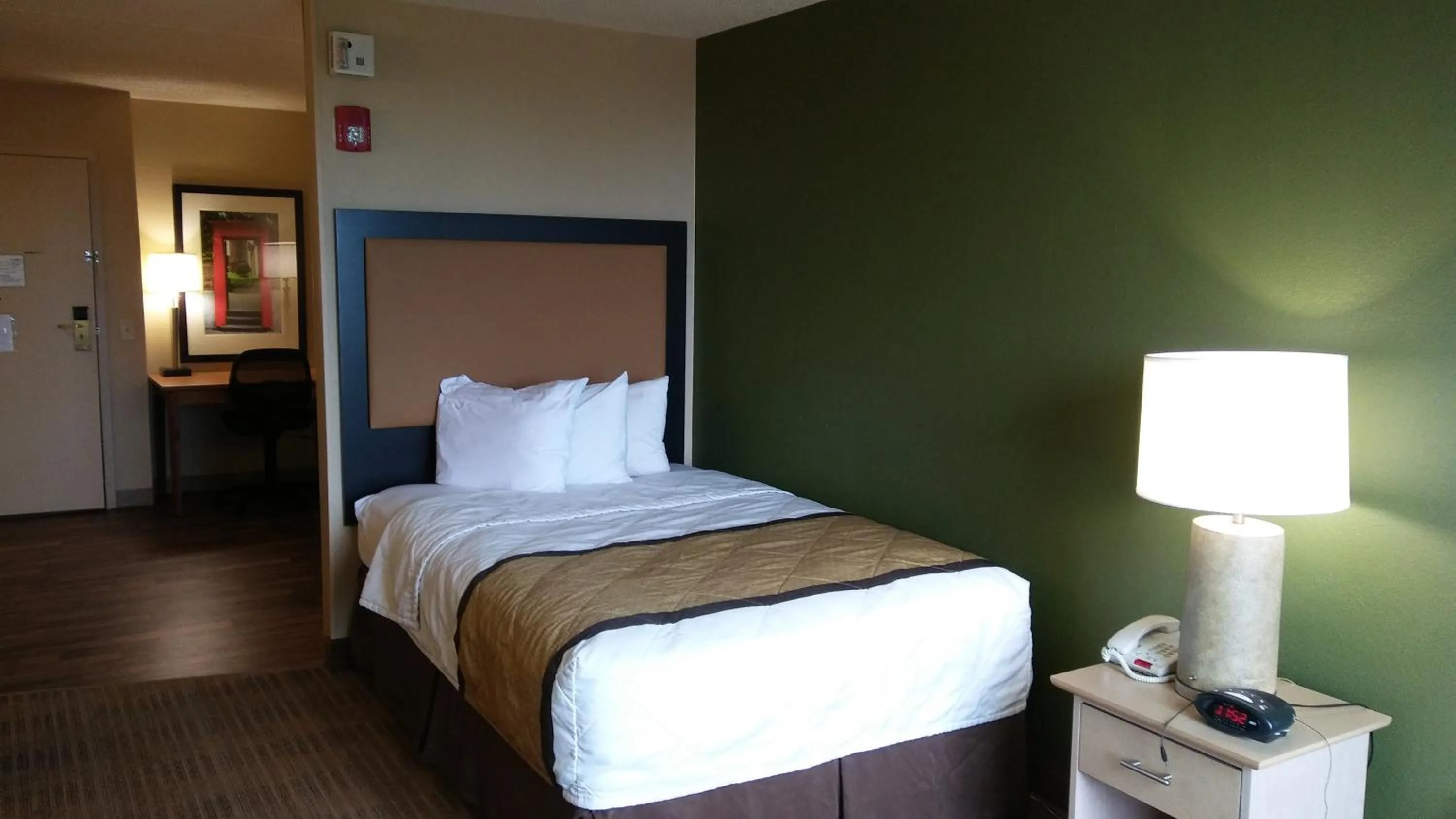 Bed in Extended Stay America Suites - Austin - Northwest Arboretum - The Domain