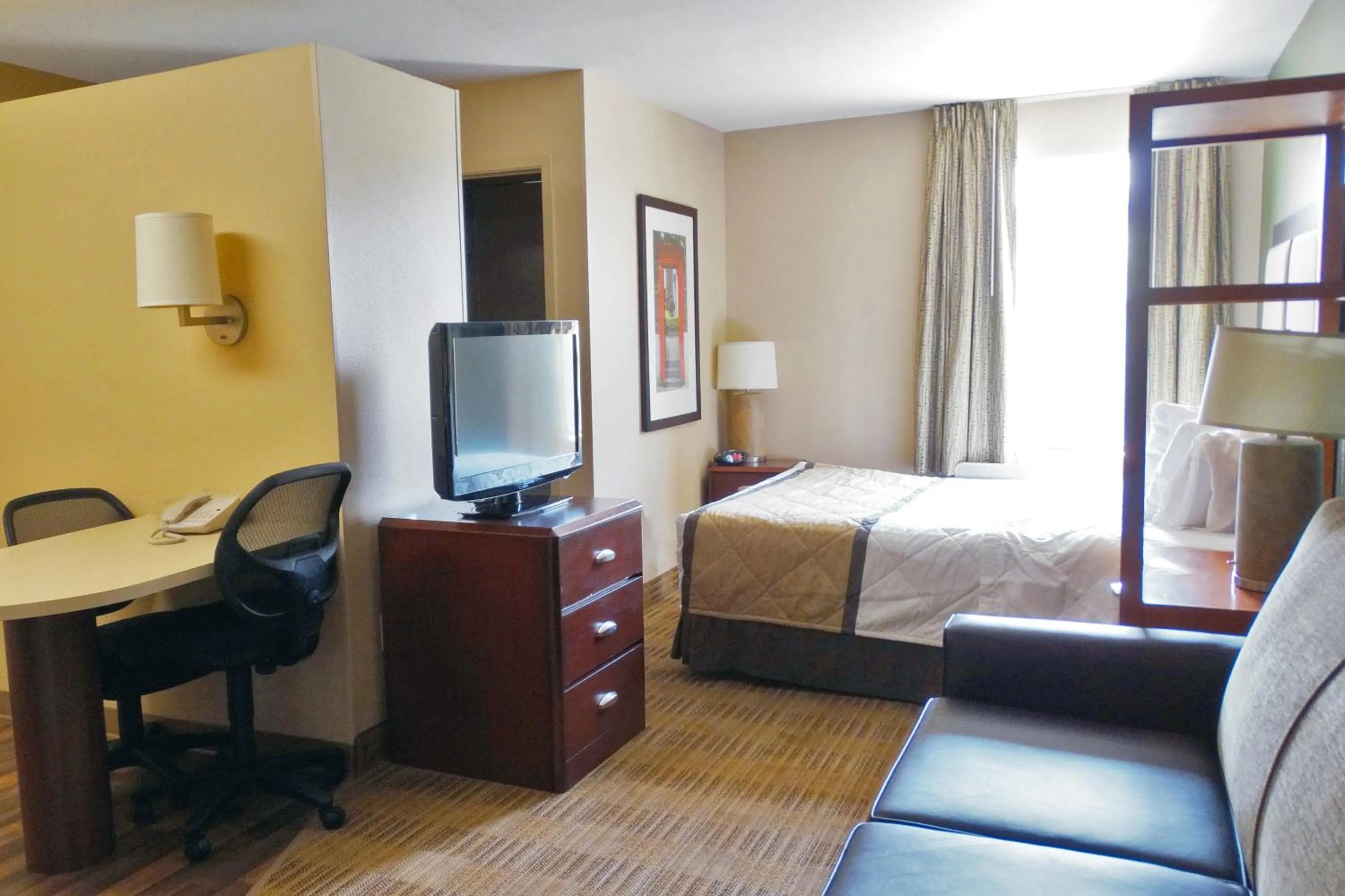 Bed, TV/Entertainment Center in Extended Stay America Suites - Austin - Northwest Arboretum - The Domain