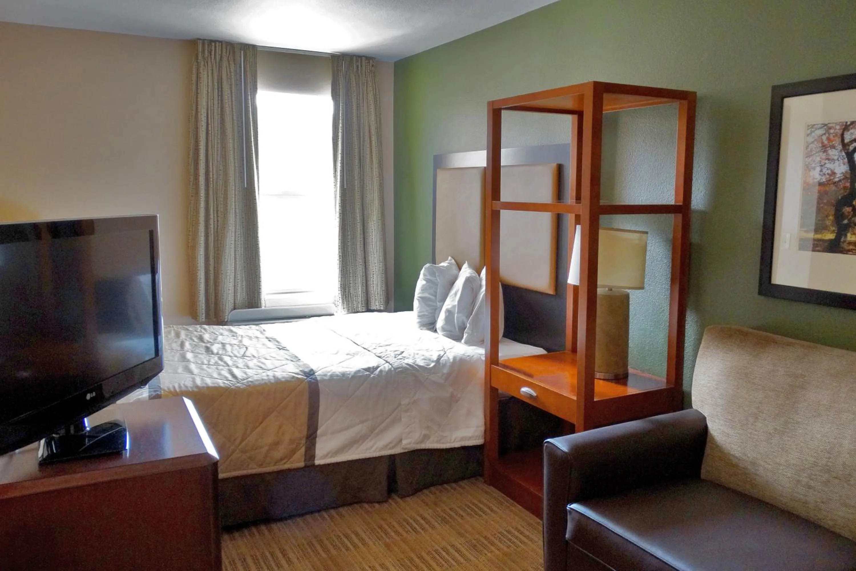Bed, TV/Entertainment Center in Extended Stay America Suites - Austin - Northwest Arboretum - The Domain