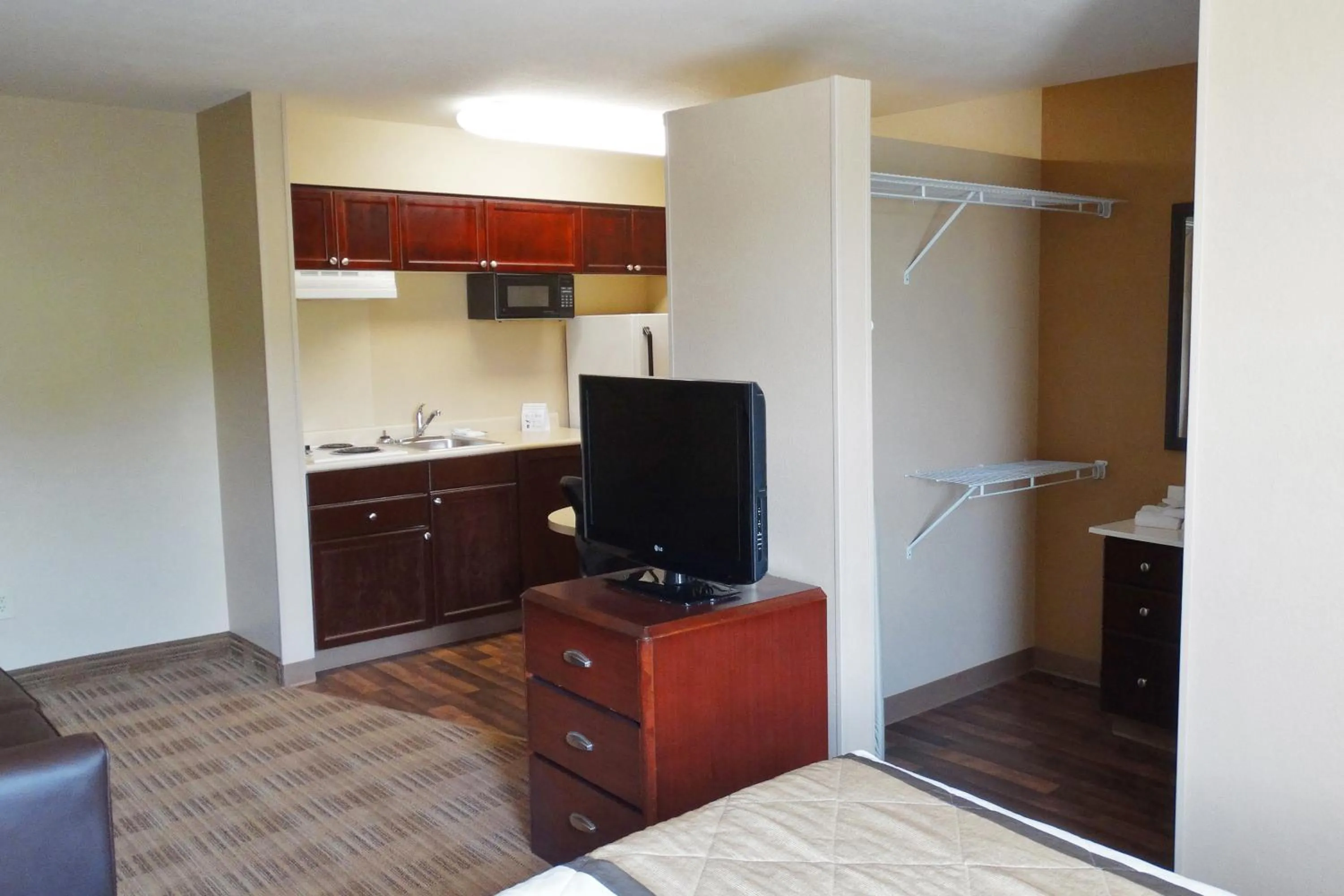 TV and multimedia, TV/Entertainment Center in Extended Stay America Suites - Austin - Northwest Arboretum - The Domain