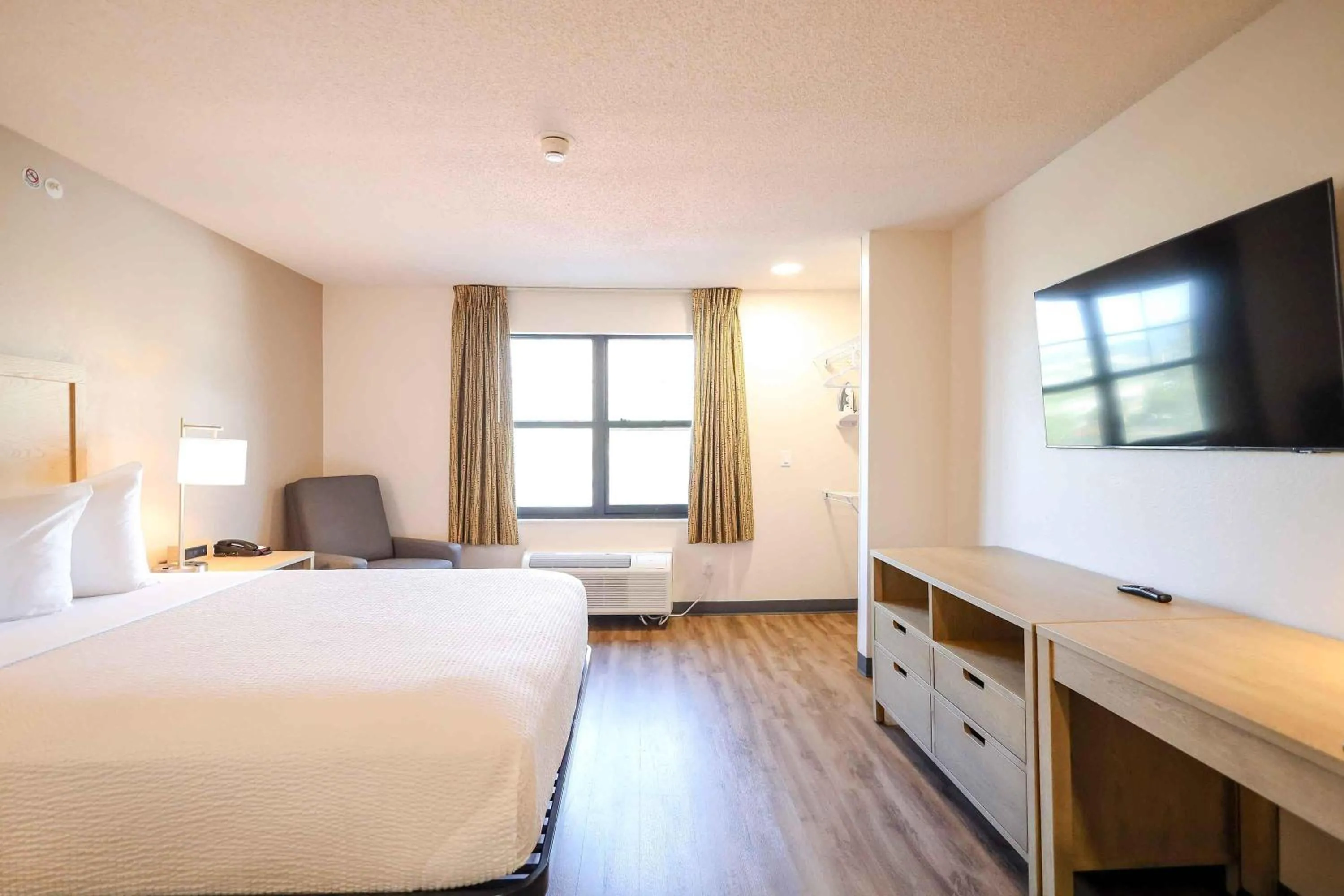 Bedroom, Bed in Extended Stay America Suites - Cleveland - Beachwood - Orange Place - South