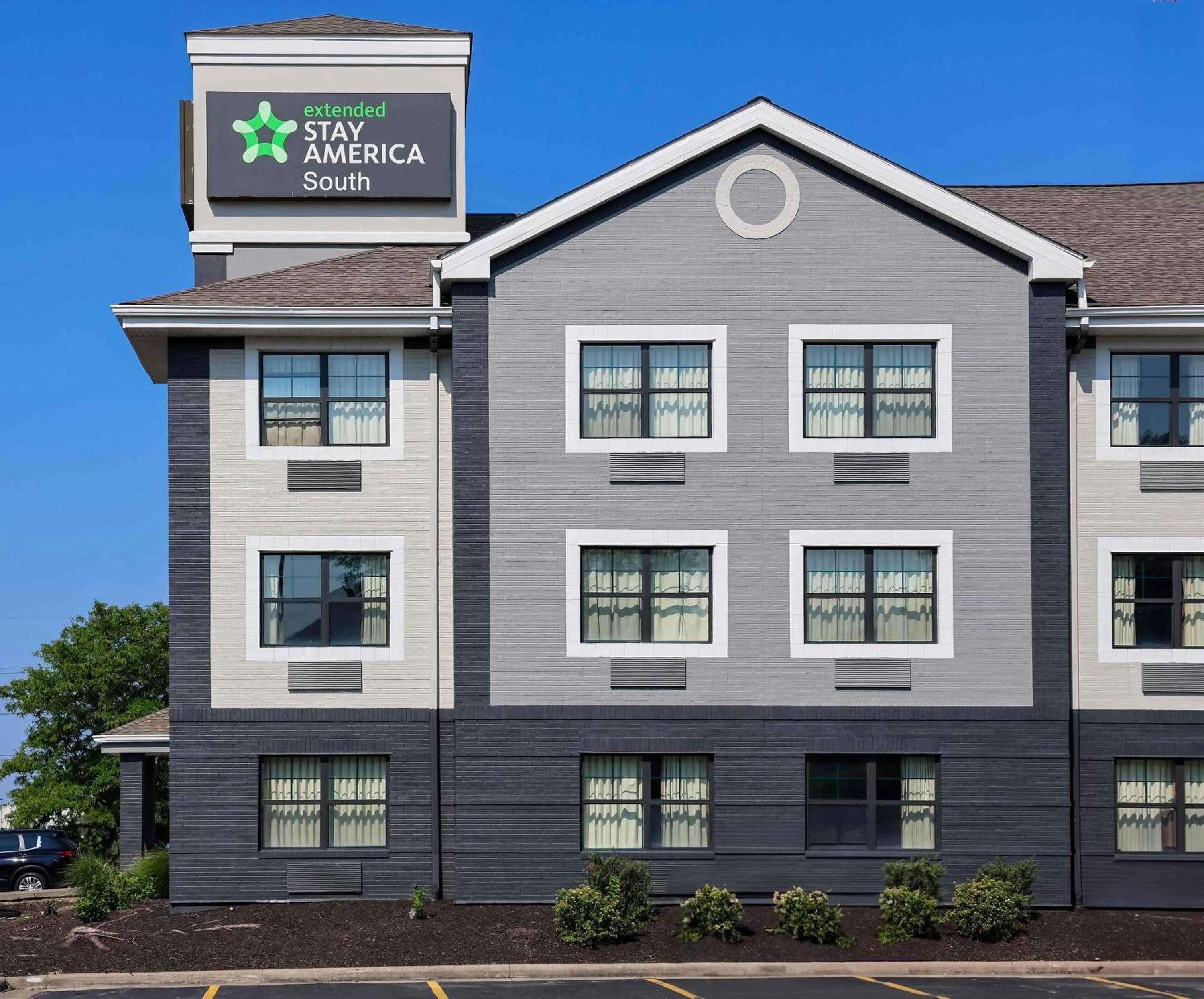 Property building in Extended Stay America Suites - Cleveland - Beachwood - Orange Place - South
