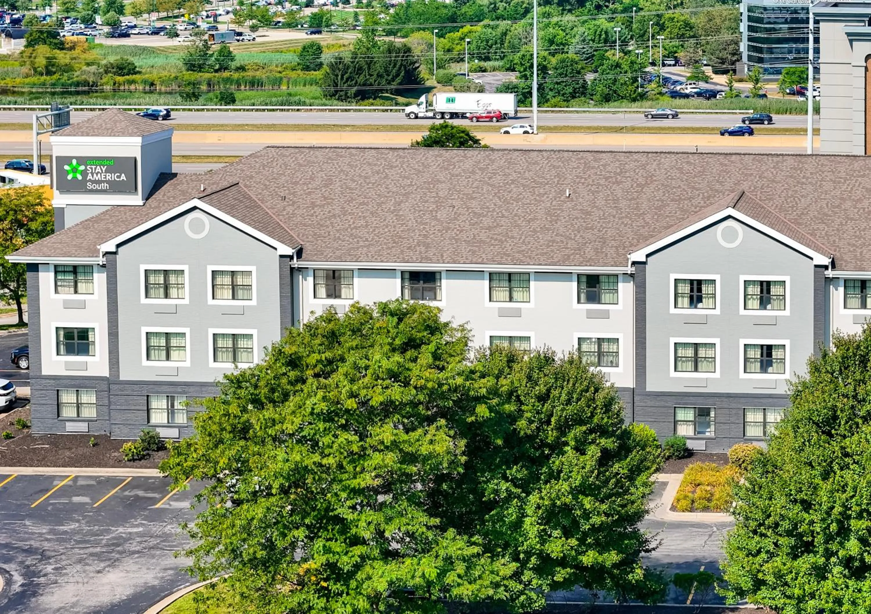 Property building in Extended Stay America Suites - Cleveland - Beachwood - Orange Place - South