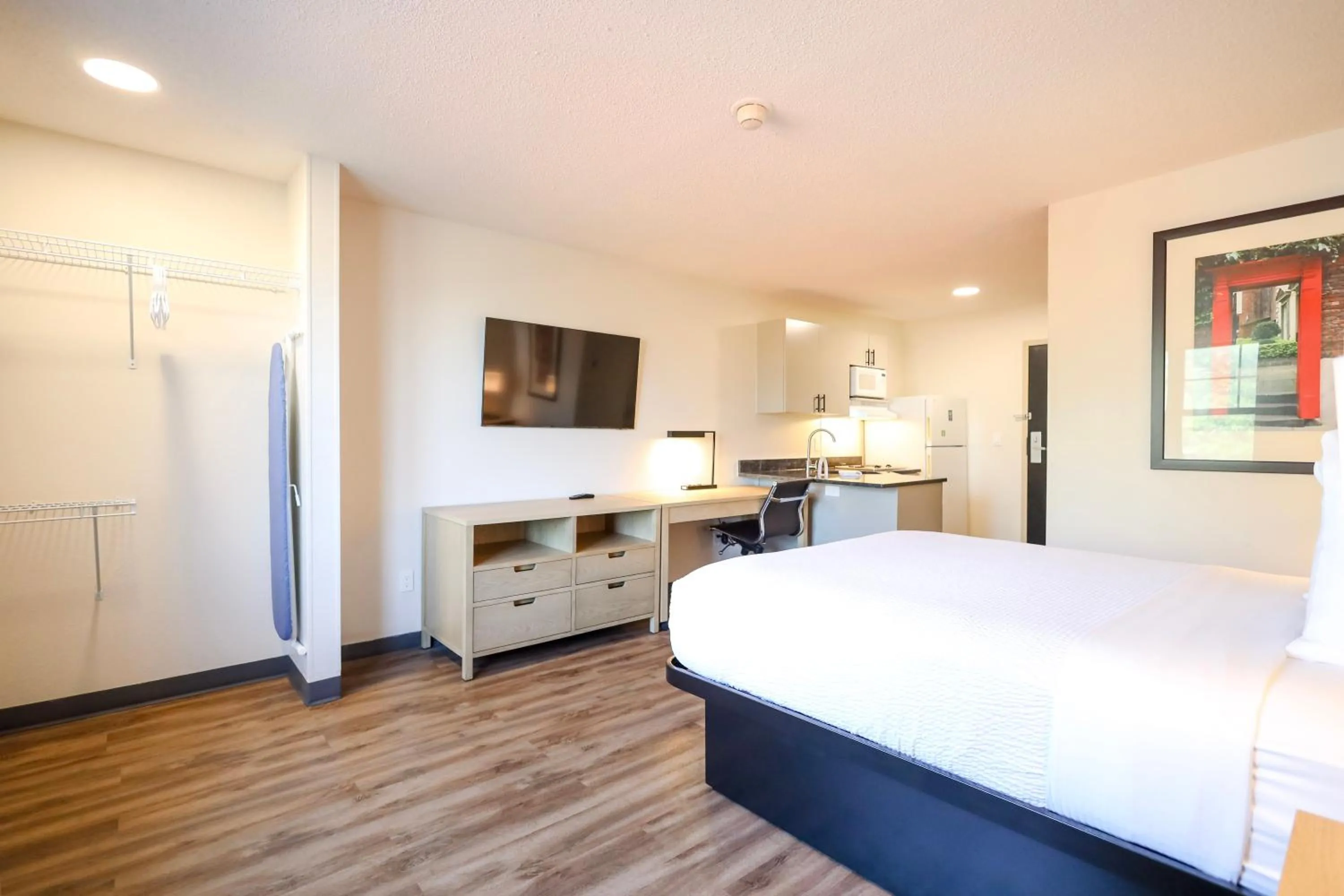 Photo of the whole room, Bed in Extended Stay America Suites - Cleveland - Beachwood - Orange Place - South