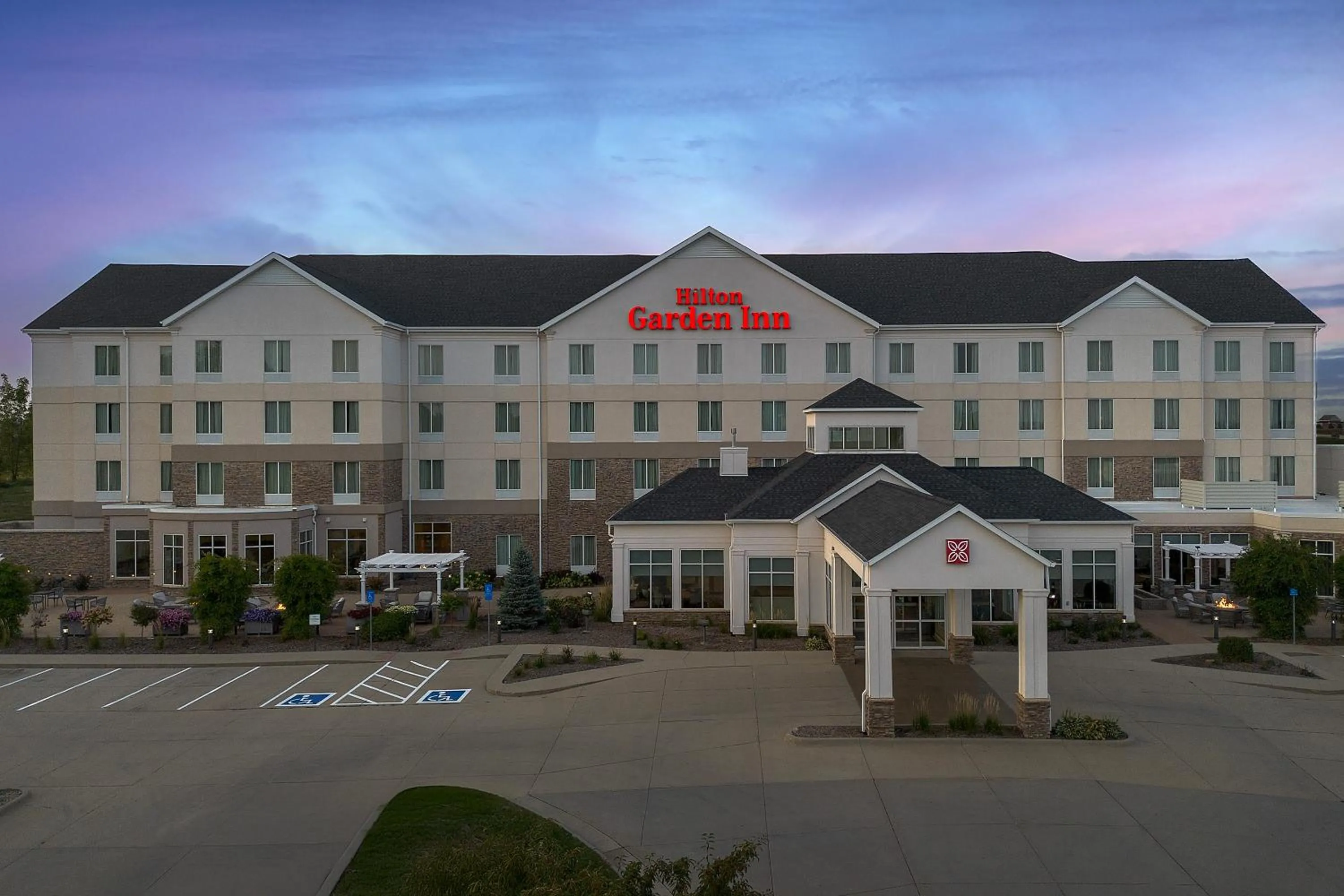 Property building in Hilton Garden Inn Cedar Falls Conference Center